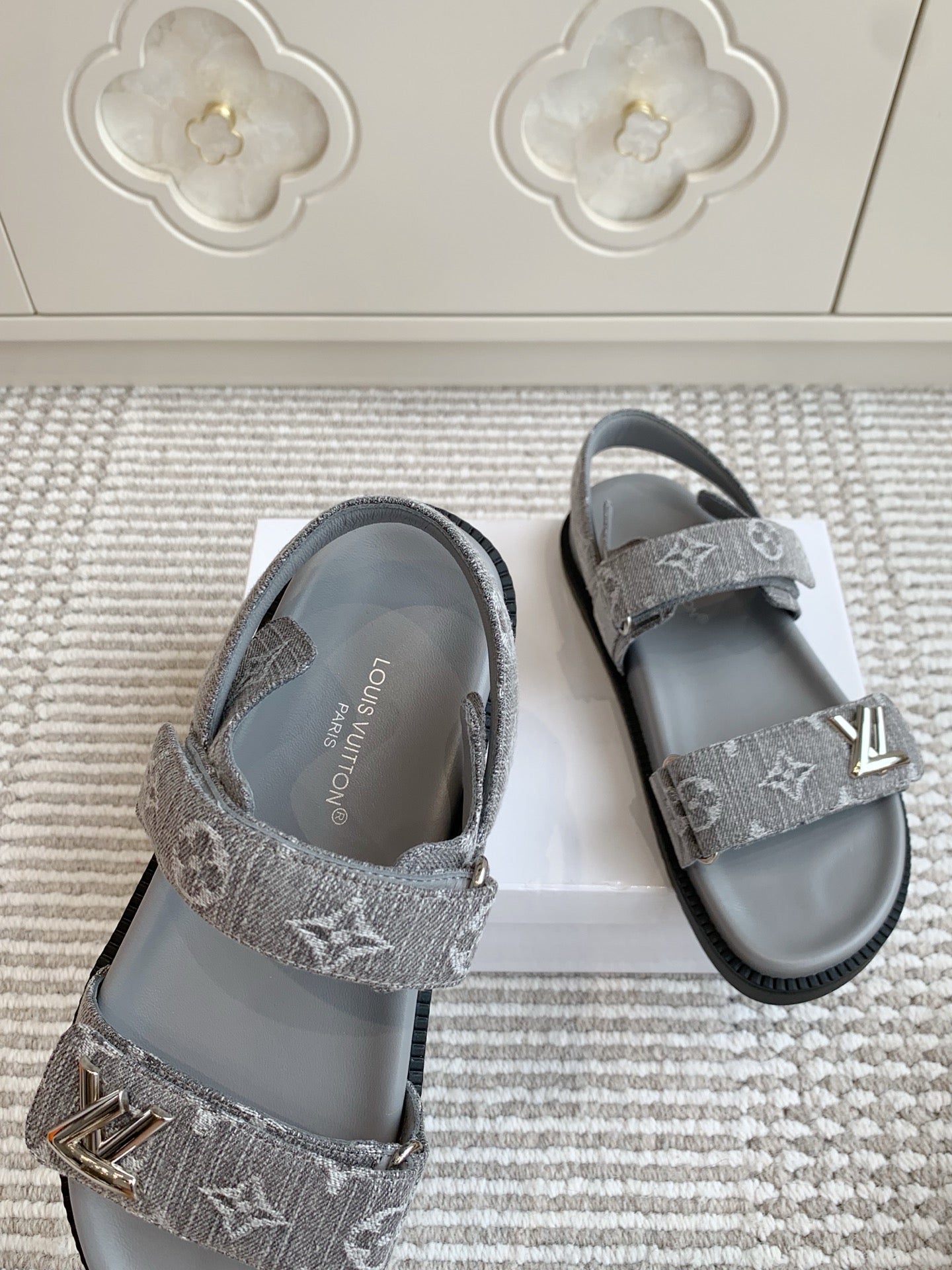 LV SANDALS 25S IN GREY DENIM AND CALFSKIN WITH SILVER HARDWARE、mysite、Cacoeks