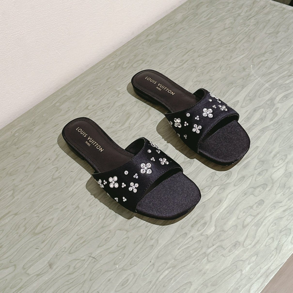 LV WOMEN FLAT MULE IN BLACK SATIN WITH RHINESTONE、mysite、Cacoeks