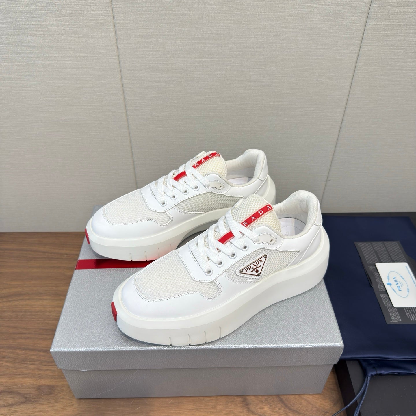 PRADA 25S SPORTY STYLE MEN SNEAKERS LOGO 45MM IN WHITE AND RED CALFSKIN、mysite、Cacoeks