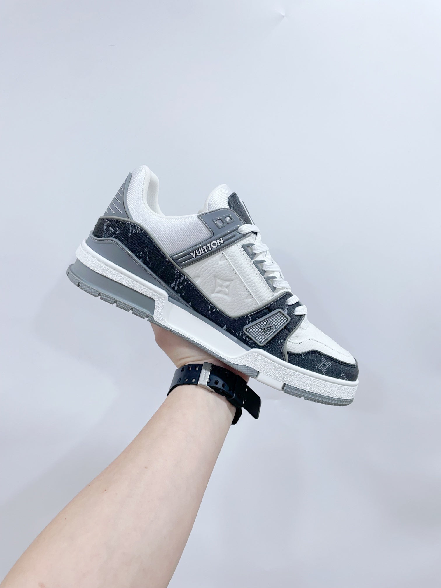 LV TRAINER SNEAKER IN WHITE CALFSKIN AND BLACK MONOGRAM DENIM、mysite、Cacoeks