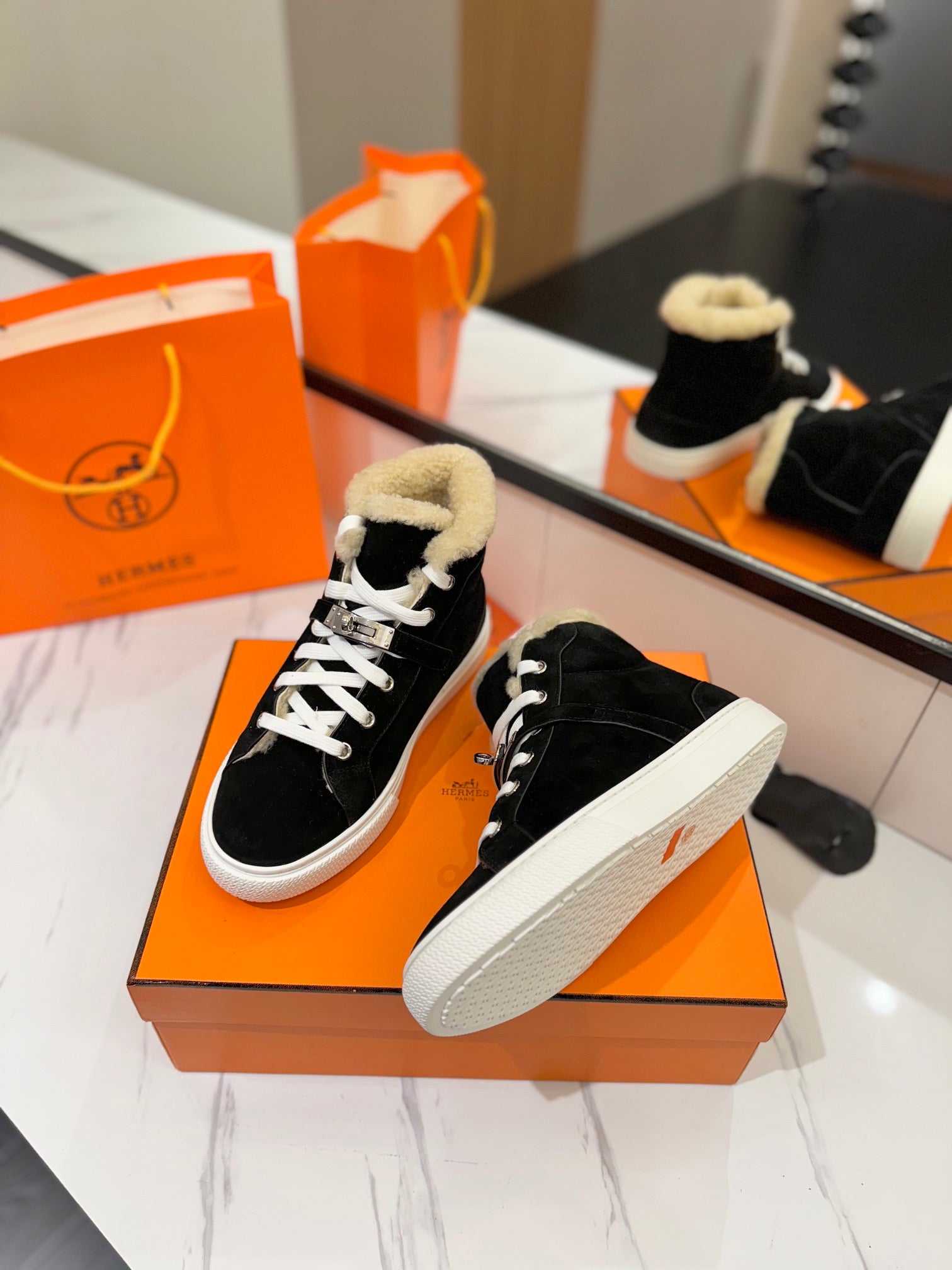 CHEALSEA BOOTS IN BLACK SUEDE AND FLEECE LINING、mysite、Cacoeks