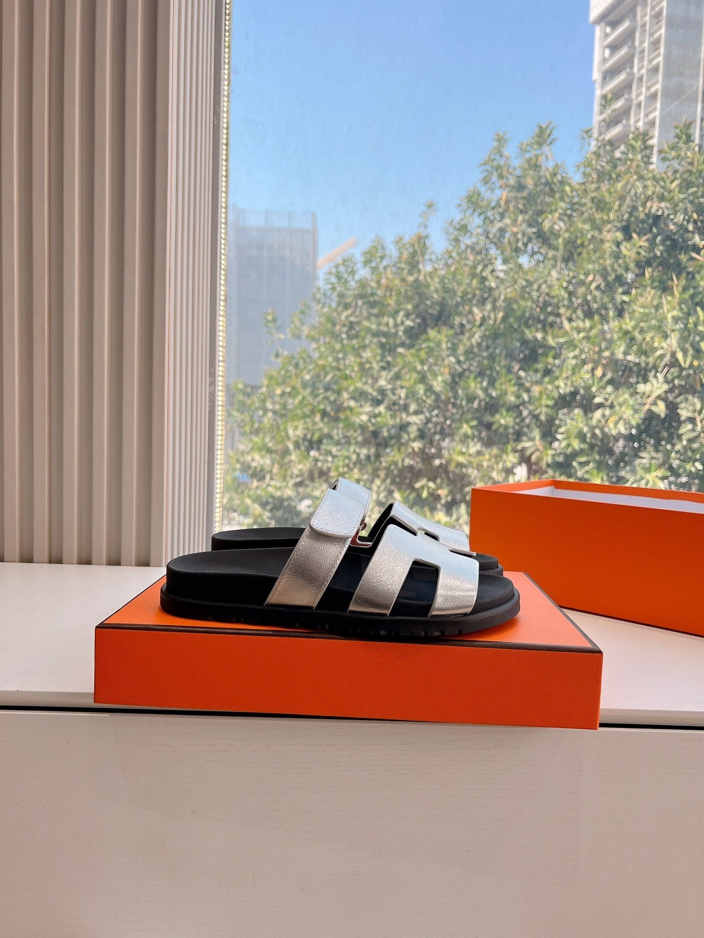 CHYPRE SANDAL IN SILVER METALLIC CALFSKIN、mysite、Cacoeks