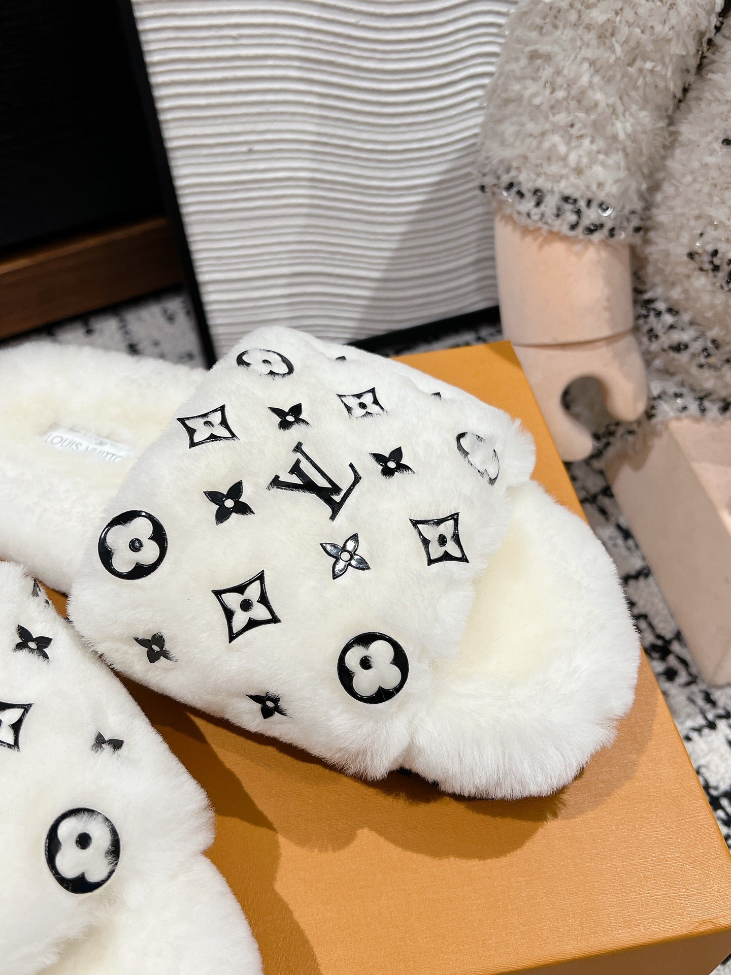 SLIPPER IN WHITE WOOL WITH BLACK LOGO、mysite、Cacoeks