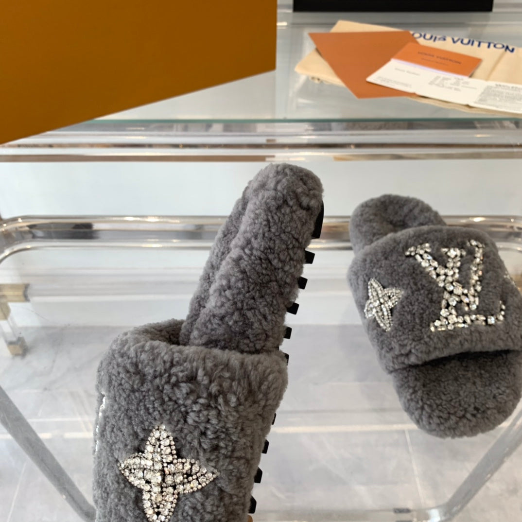 LV WOMEN'S PASEO FLAT SLIPPER IN GREY FLEECE、mysite、Cacoeks