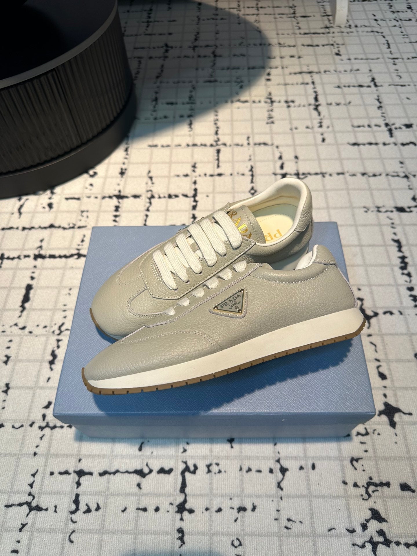 PRA TRIANGLE LOGO SNEAKERS LIGHT GRAY CALFSKIN、mysite、Cacoeks