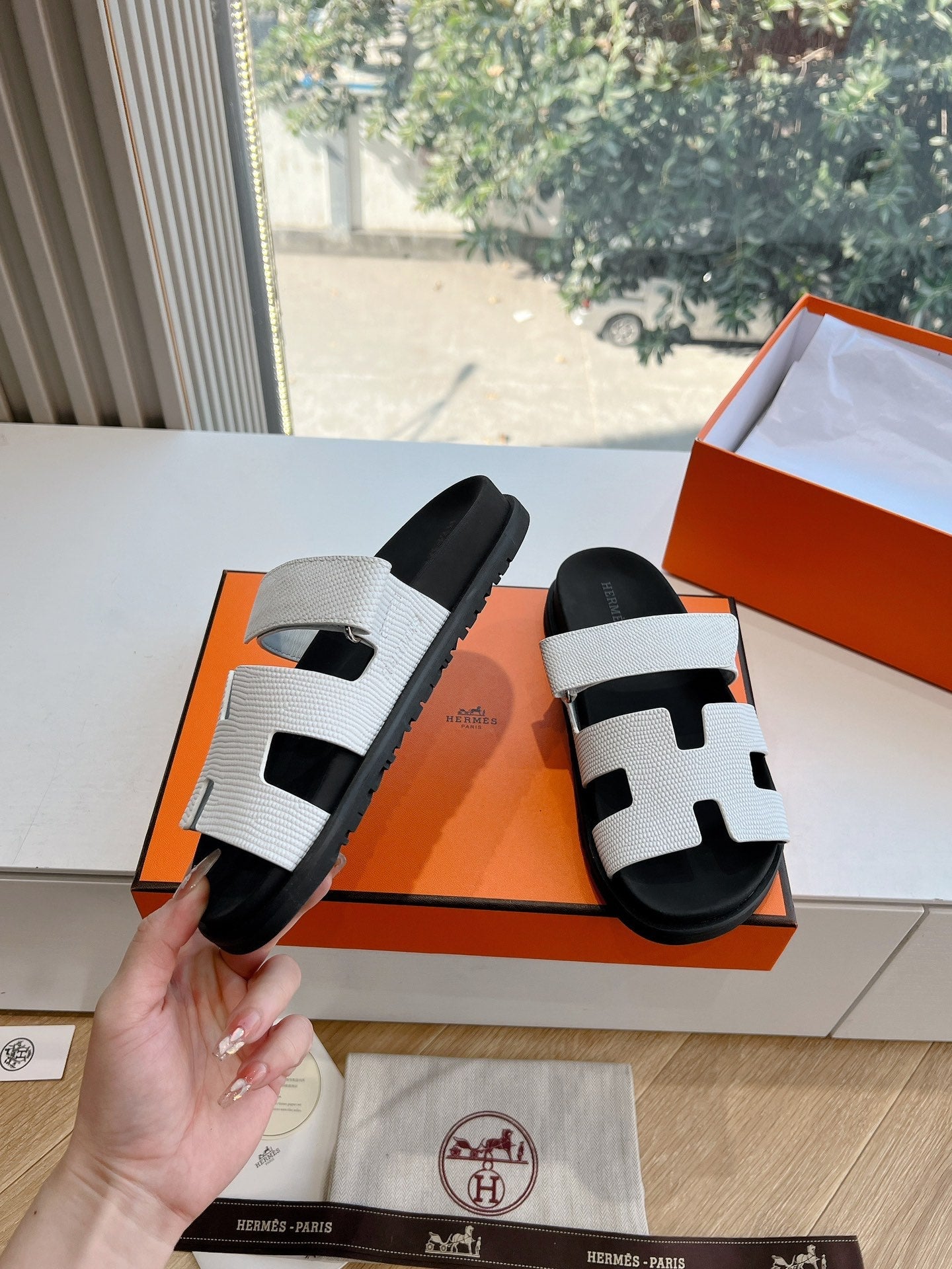 CHYPRE SANDAL IN WHITE SHINY GRAINED CALFSKIN、mysite、Cacoeks