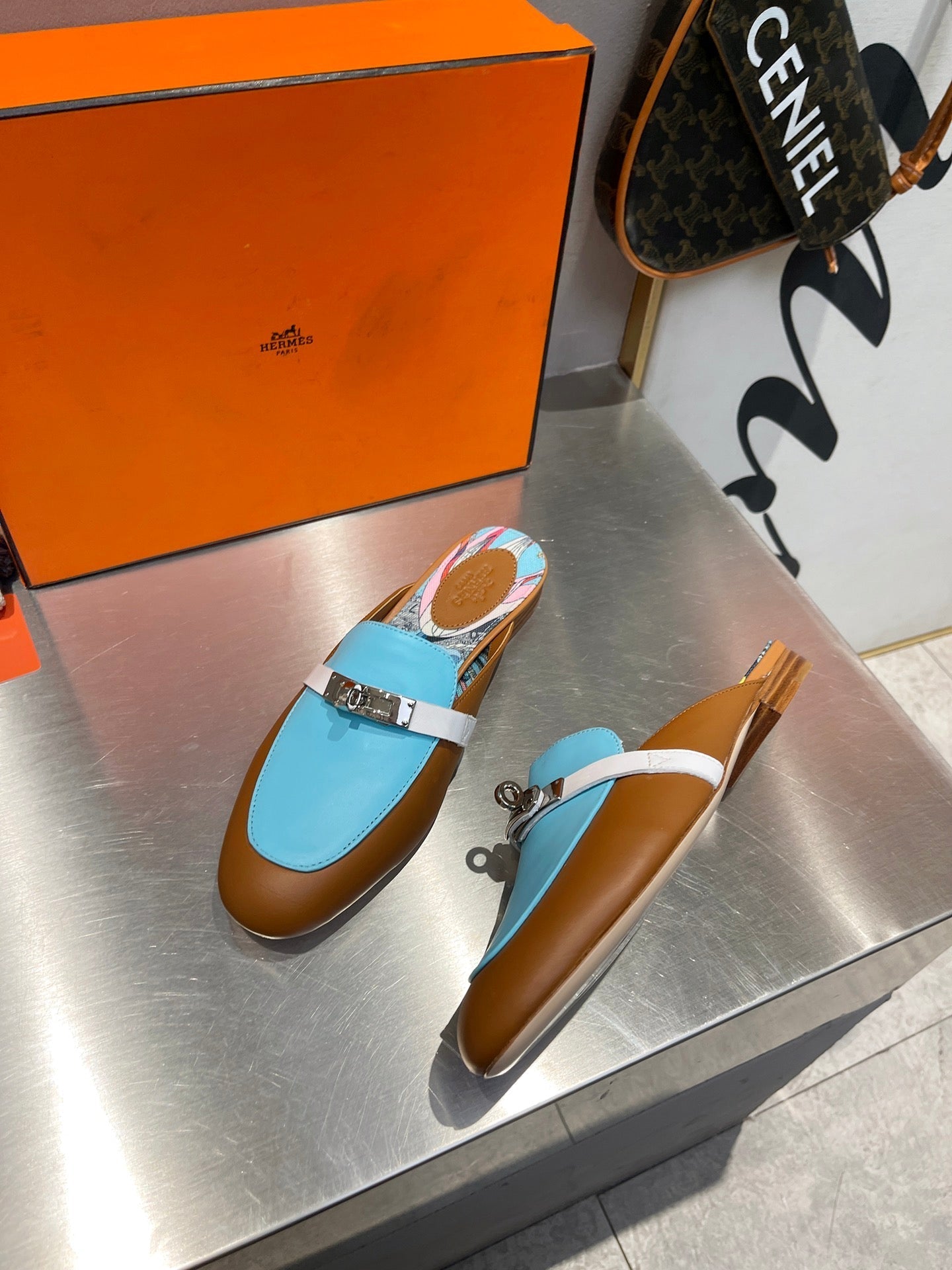 0Z MULE CARAMEL AND SKY CALFSKIN WITH PATTERN、mysite、Cacoeks