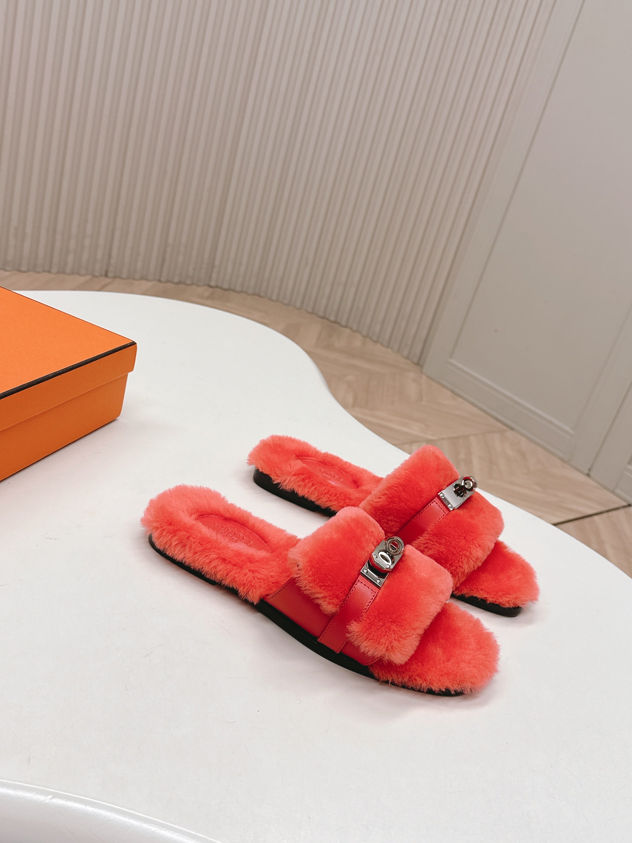 HM 25S ORAN SANDAL IN RED ORANGE SHEARLING WITH SILVER HARDWARE、mysite、Cacoeks