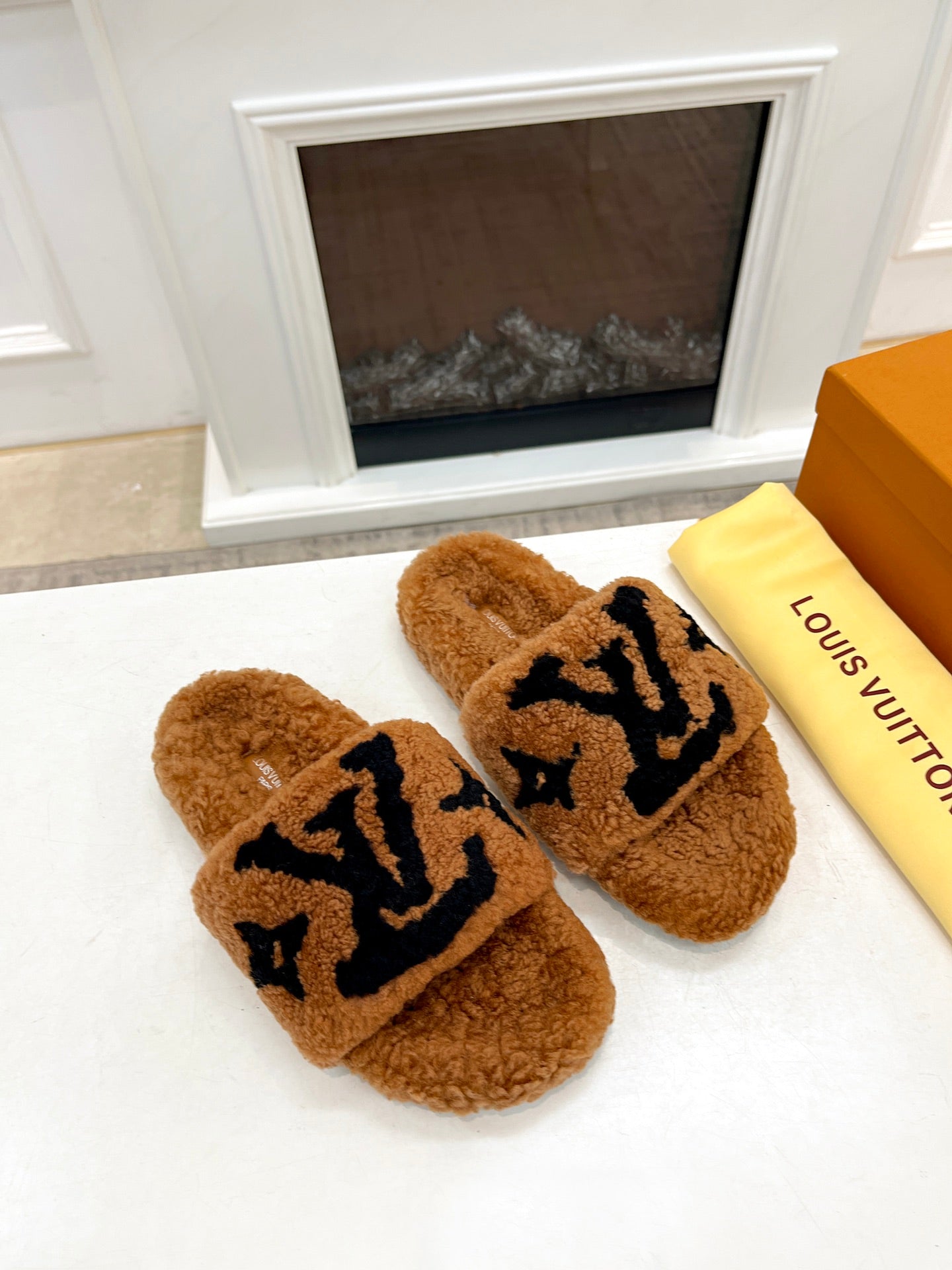 LV FLAT SLIPPER IN GINGERBREAD BROWN MIX BLACK SHEARLING、mysite、Cacoeks