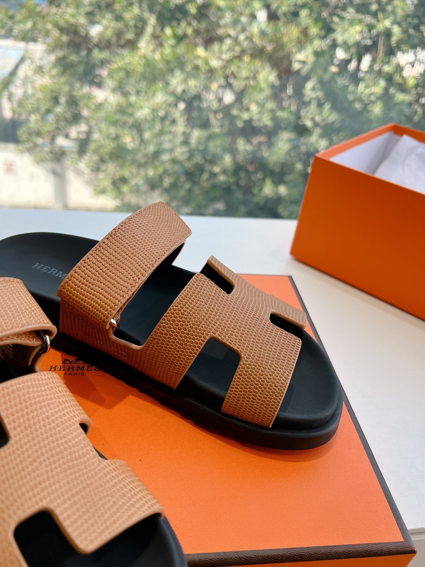 CHYPRE SANDAL IN CIDER BROWN SHINY GRAINED CALFSKIN、mysite、Cacoeks