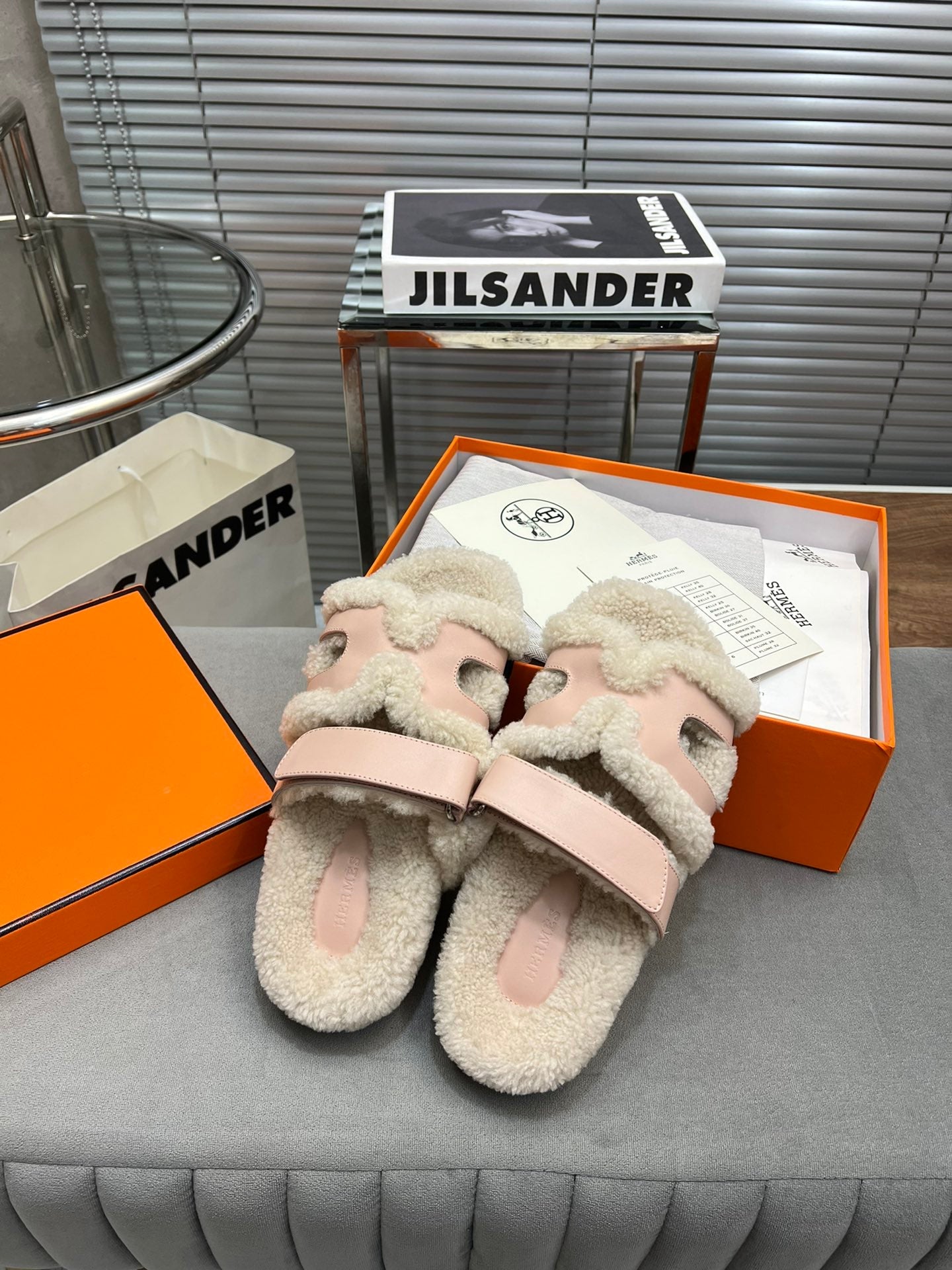 CHYPRE SLIPPERS IN BEIGE LAMB WOOL AND BABY PINK CALFSKIN、mysite、Cacoeks