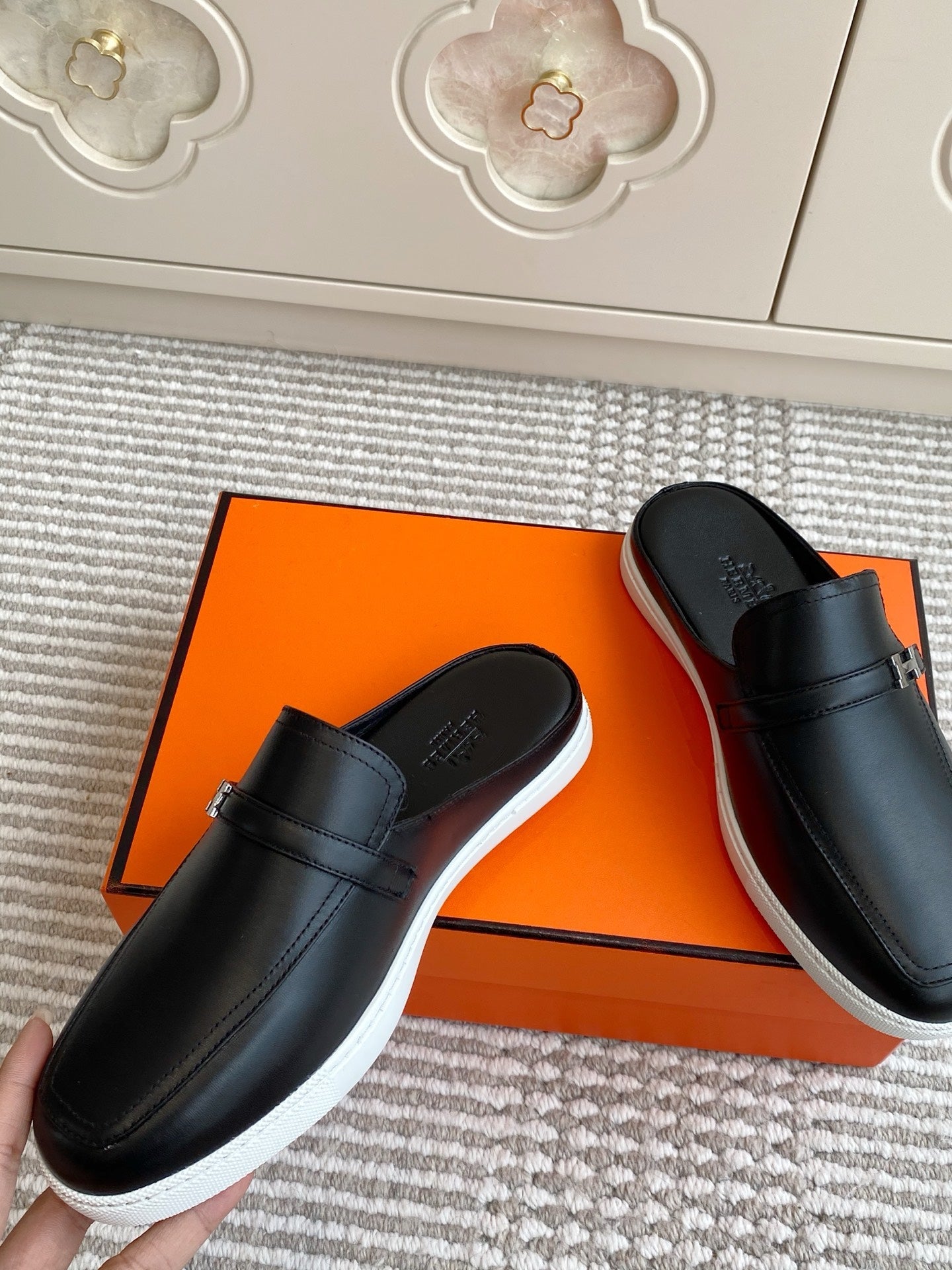 HM 25S MULES IN BLACK LAMBSKIN WITH SILVER HARDWARE、mysite、Cacoeks