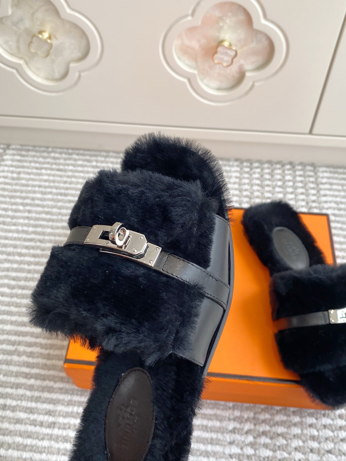 HM 25S GIULIA SANDAL IN BLACK SHEARLING WITH SILVER HARDWARE、mysite、Cacoeks