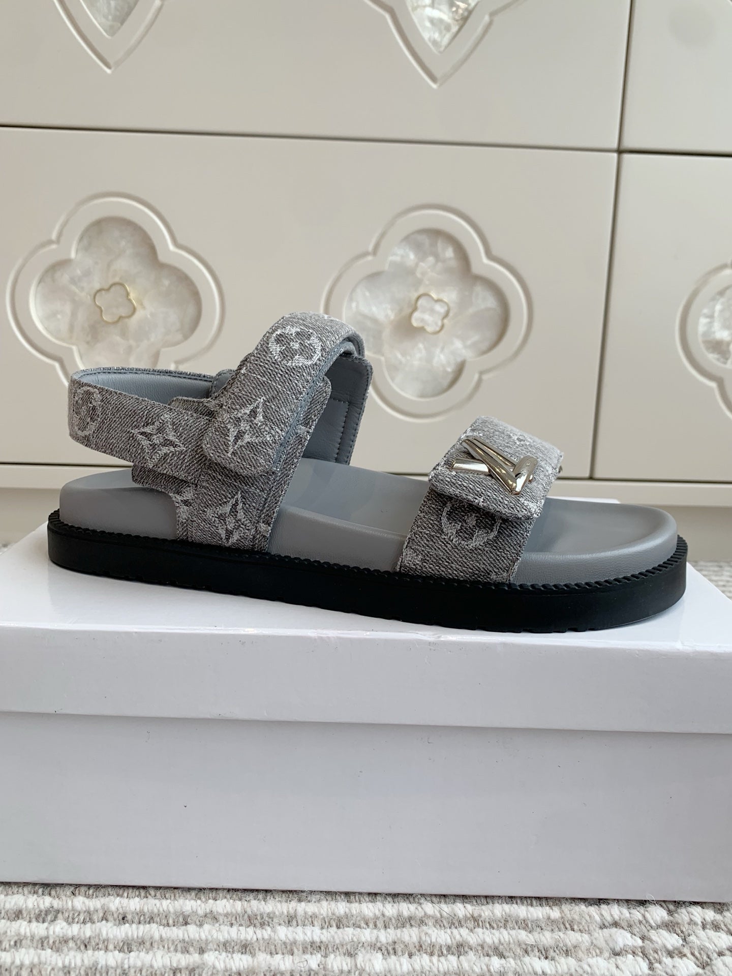 LV SANDALS 25S IN GREY DENIM AND CALFSKIN WITH SILVER HARDWARE、mysite、Cacoeks