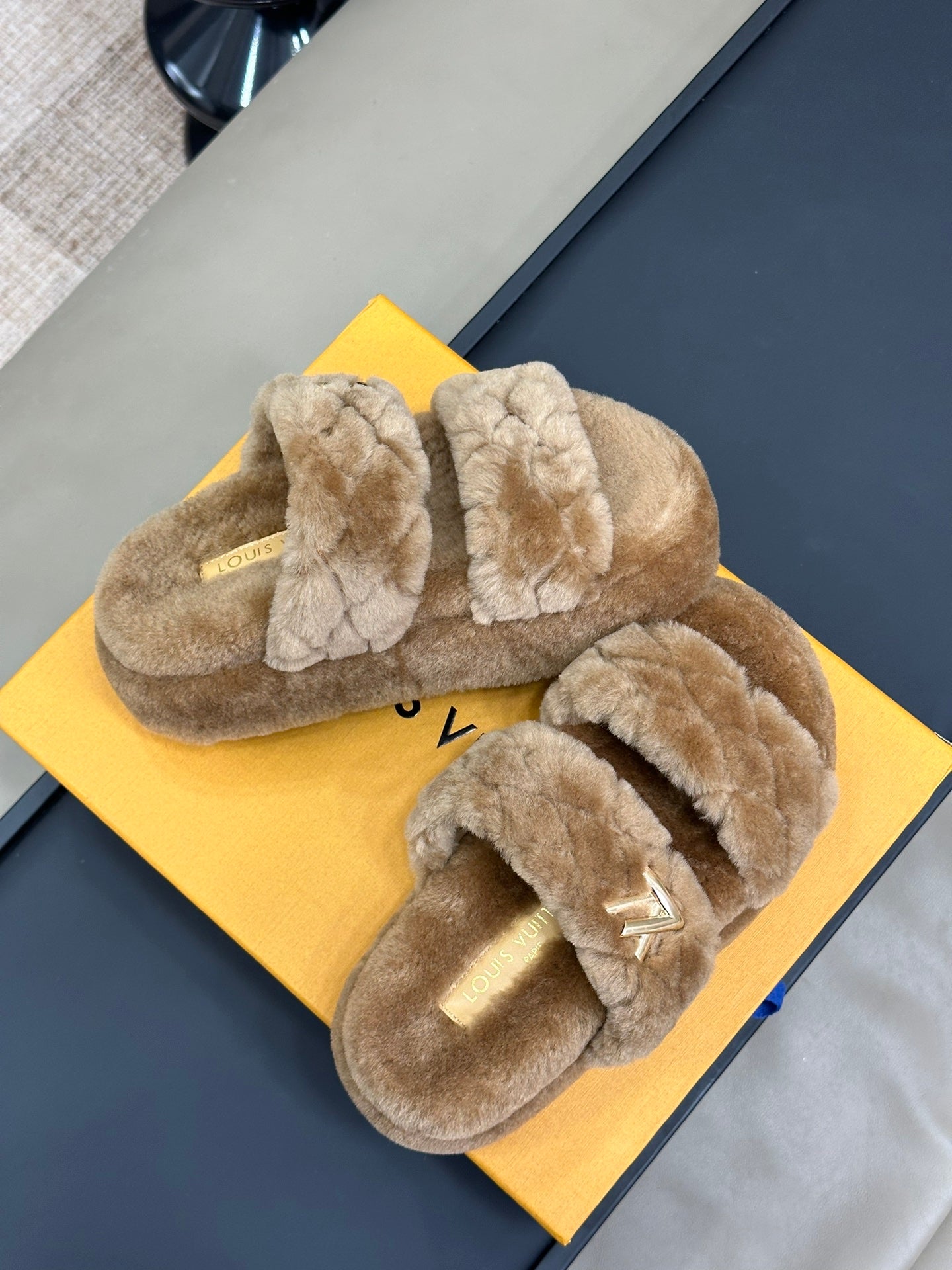 LV WOMEN'S DAD SANDAL MULE IN CAMEL BROWN FLEECE、mysite、Cacoeks