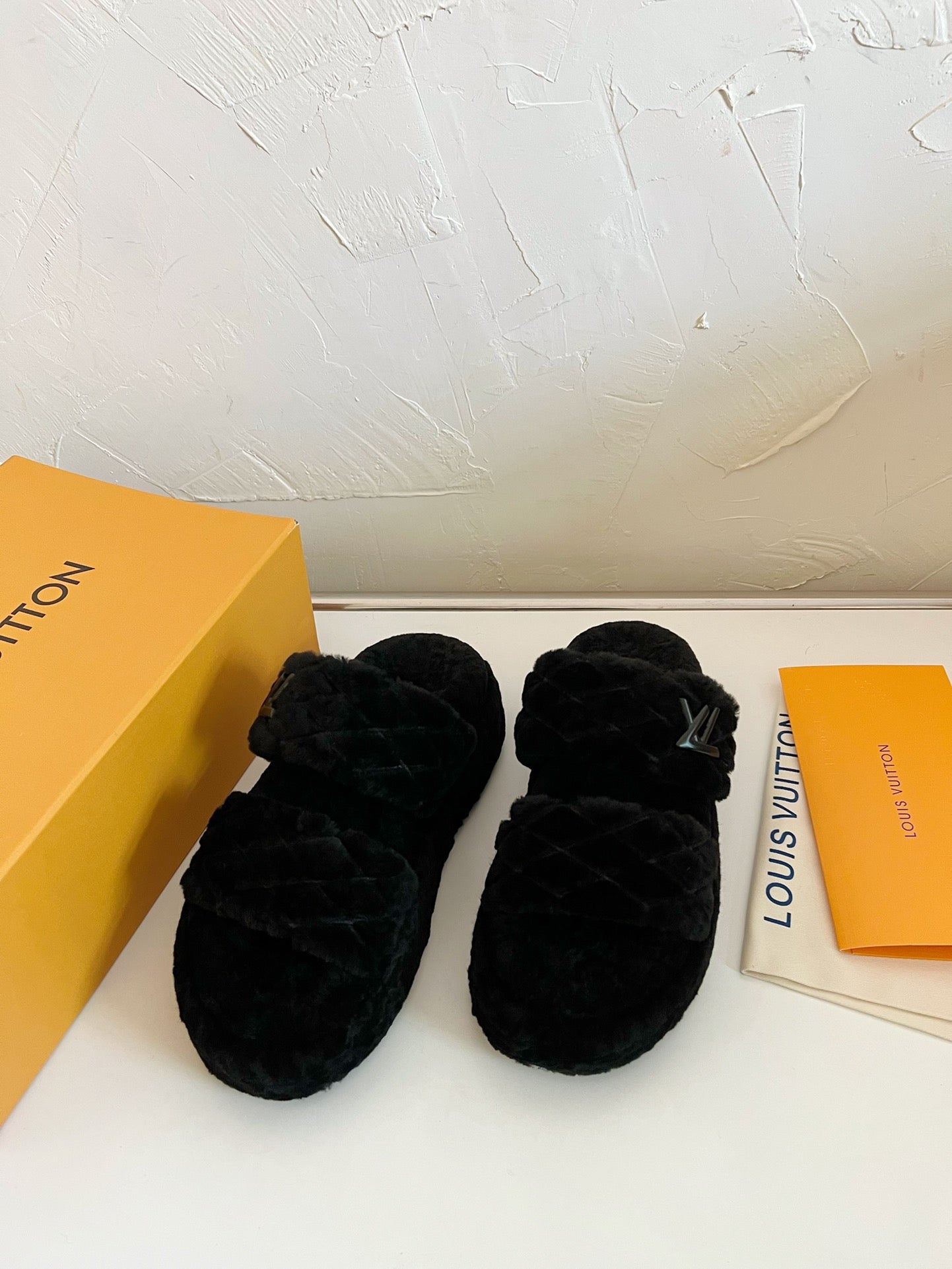 LV SUNSET PLATFORM COMFORT MULE IN BLACK SHEARLING、mysite、Cacoeks