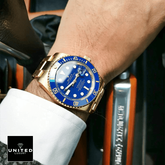 Rolex Submariner Blue Dial Stainless Steel 326934-0003 Oyster Replica 4 Rolex 116618LB Submariner Gold Blue Dial Replica on the wrist