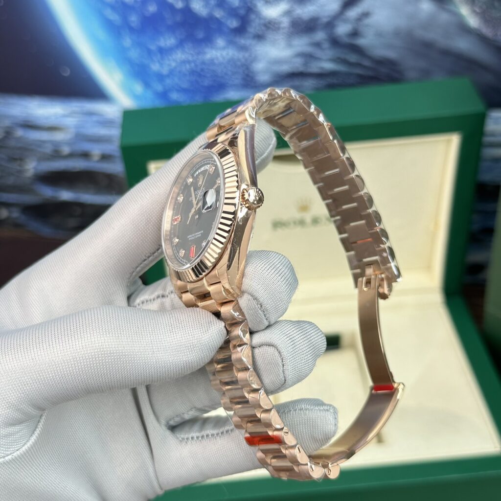 Đồng Hồ Rolex Day-Date Super Fake Cọc Số Ruby Đỏ Nhà Máy EW 40mm (1)