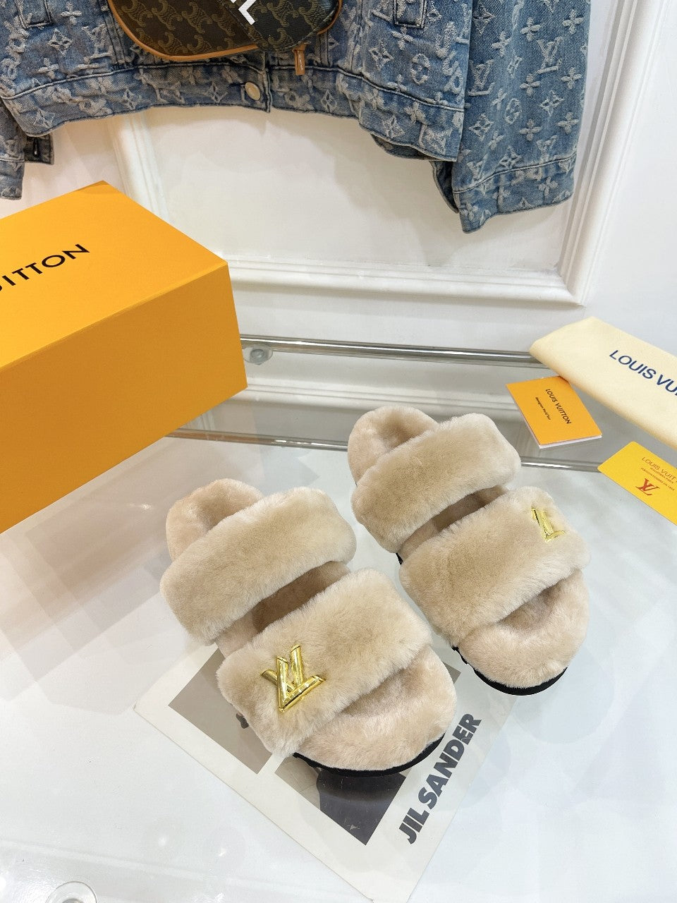 HALF MULE SLIPPERS IN CAMEL BEIGE FLEECE FEATURING METALLIC LOGO、mysite、Cacoeks