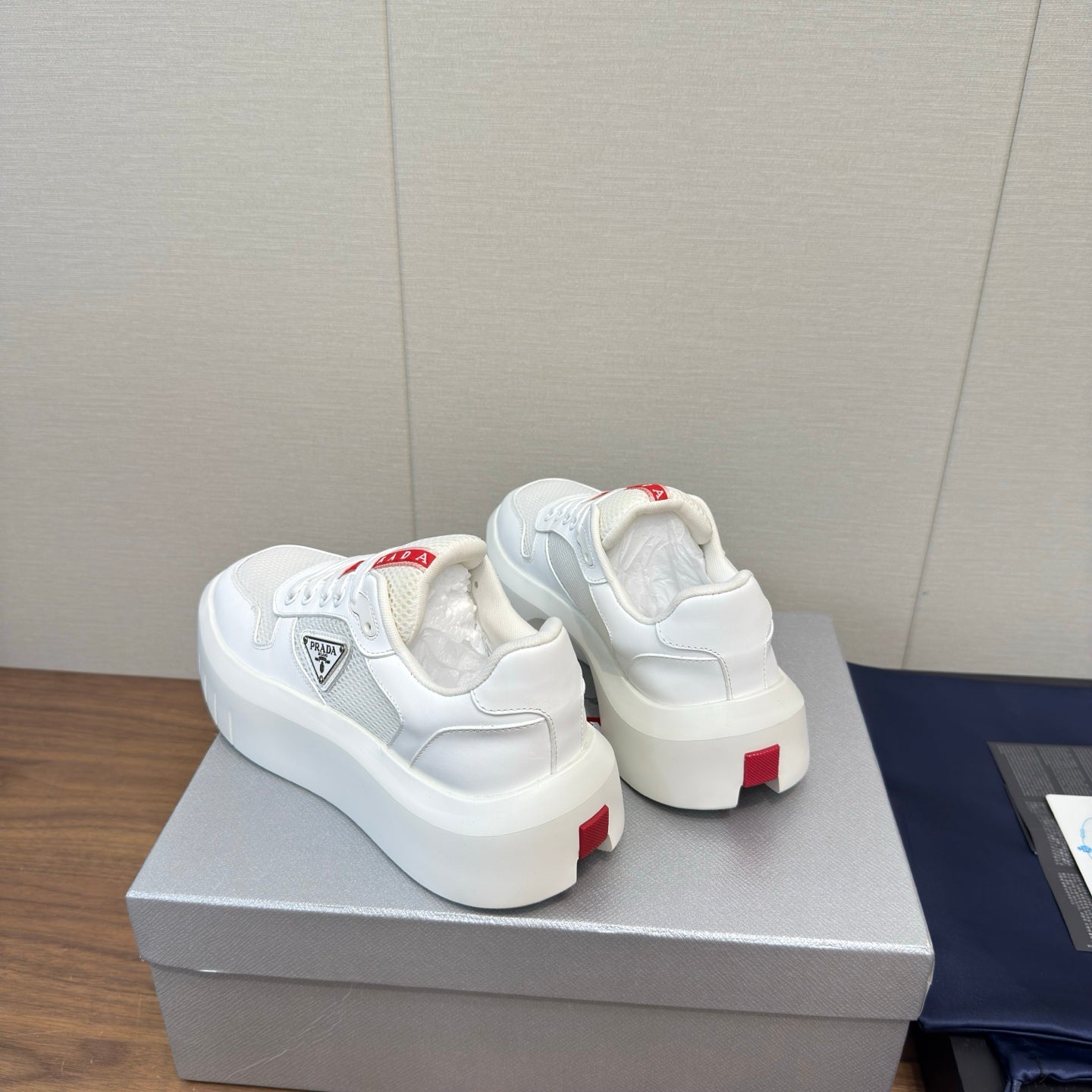 PRADA 25S SPORTY STYLE MEN SNEAKERS LOGO 45MM IN WHITE AND RED CALFSKIN、mysite、Cacoeks