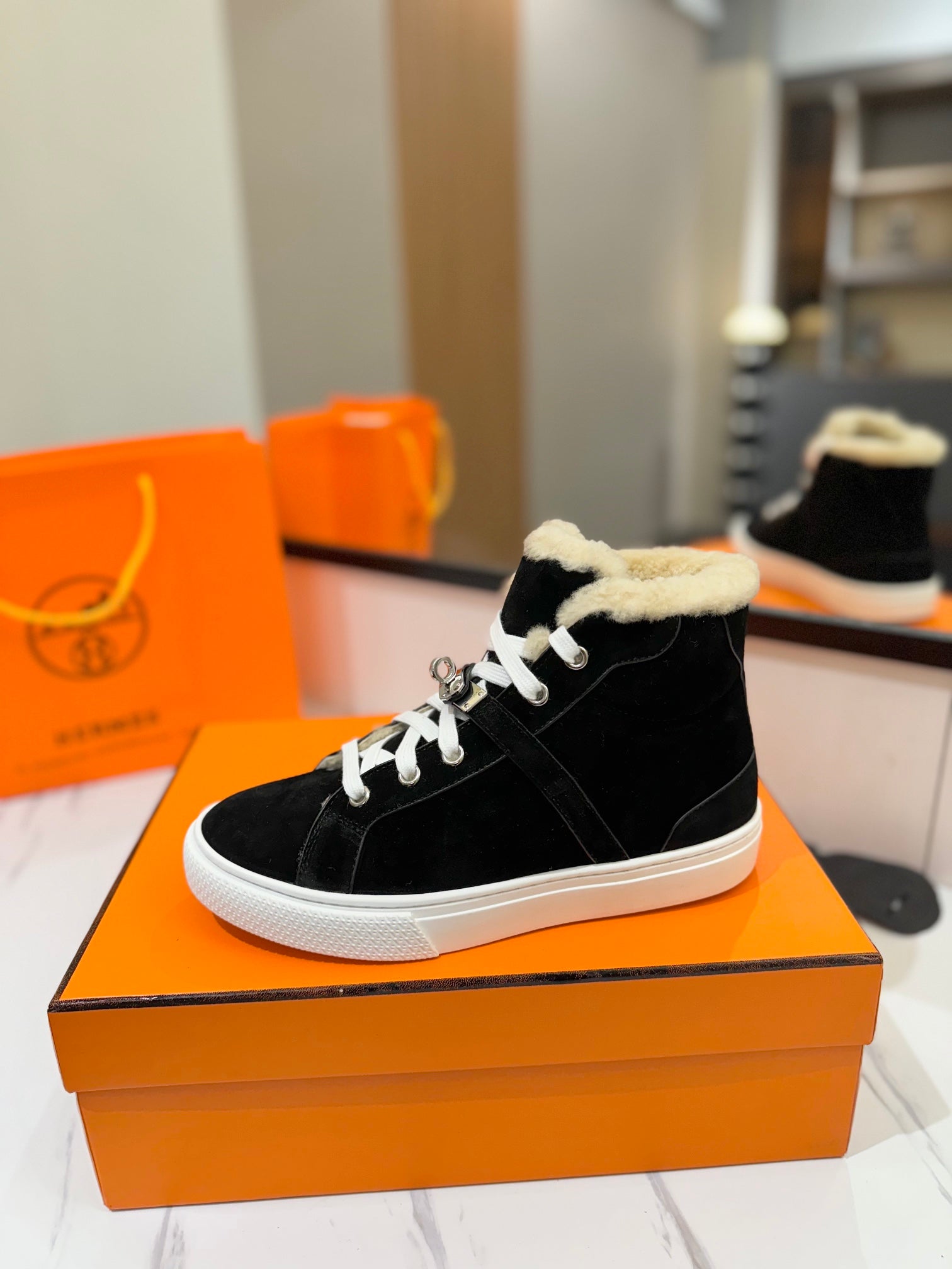 CHEALSEA BOOTS IN BLACK SUEDE AND FLEECE LINING、mysite、Cacoeks