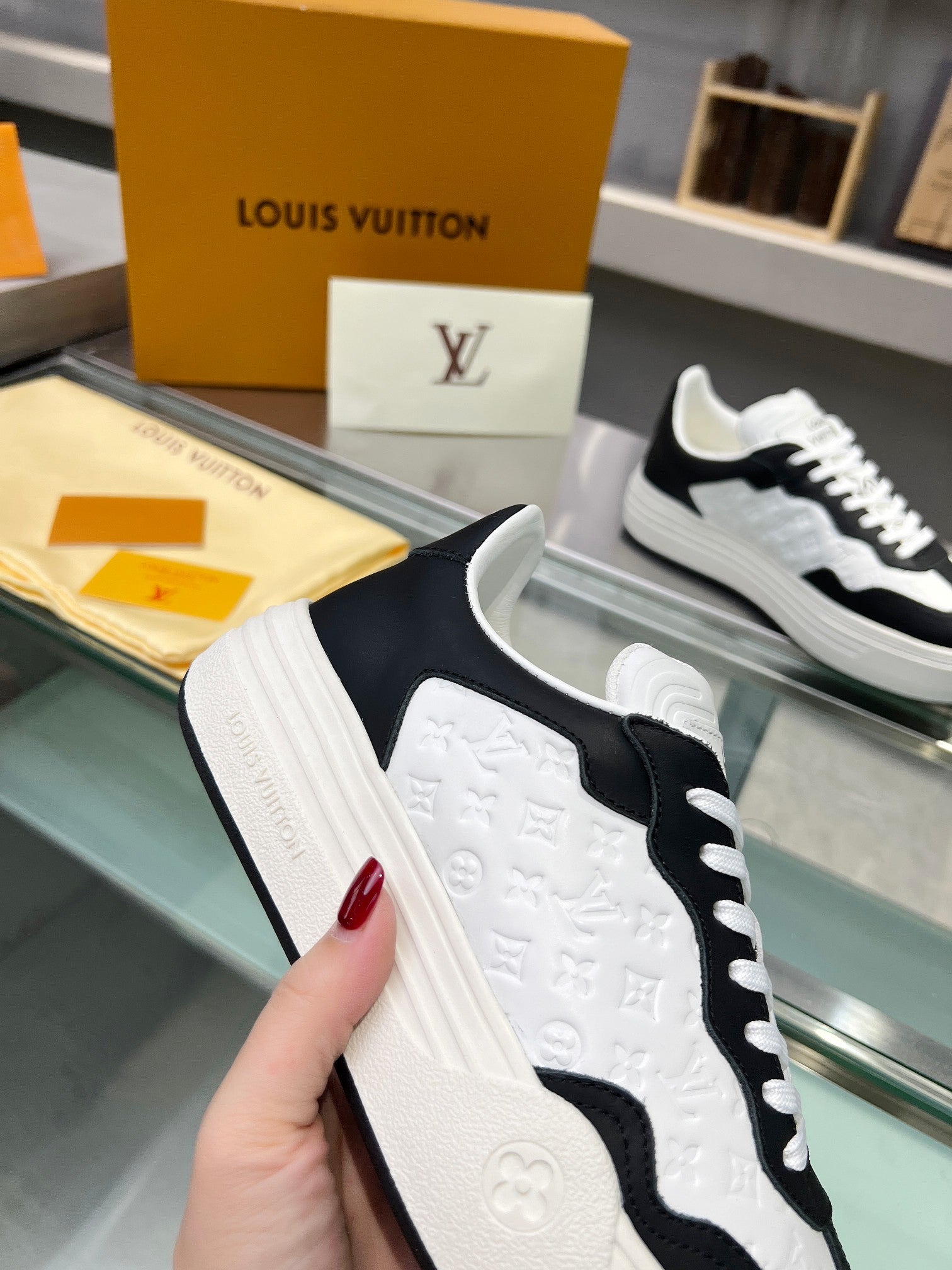 LV WOMEN GROOVY PLATFORM IN WHITE MIX BLACK EMBOSSED CALFSKIN、mysite、Cacoeks