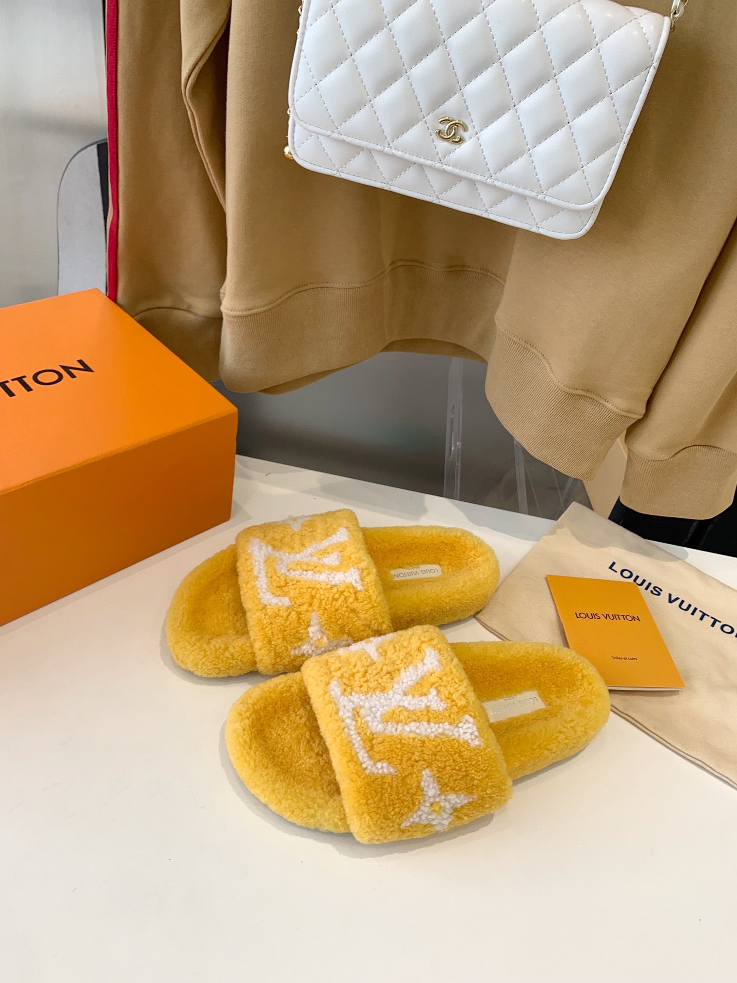 LV WOMEN'S PASEO FLAT SLIPPER IN YELLOW FLEECE WITH WHITE LOGO、mysite、Cacoeks