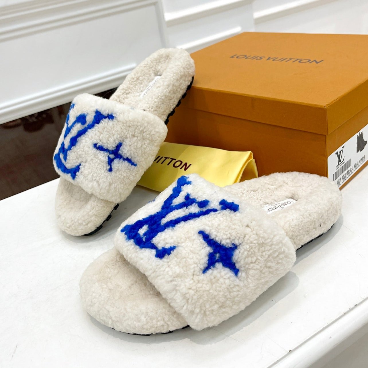 LV FLAT SLIPPER IN WHITE MIX COBALT BLUE SHEARLING、mysite、Cacoeks