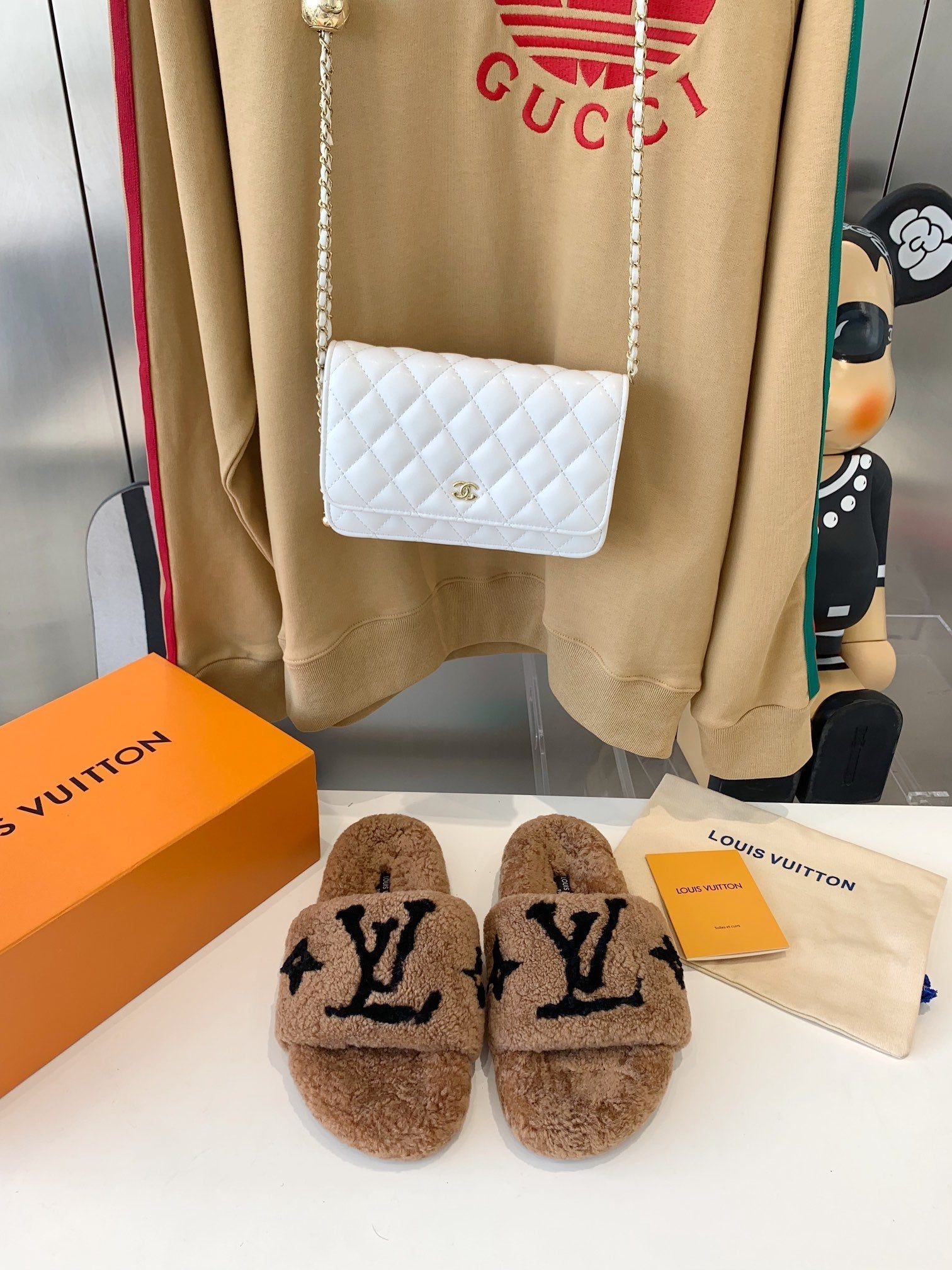 LV WOMEN'S PASEO FLAT SLIPPER IN CARAMEL BROWN FLEECE WITH BLACK LOGO、mysite、Cacoeks