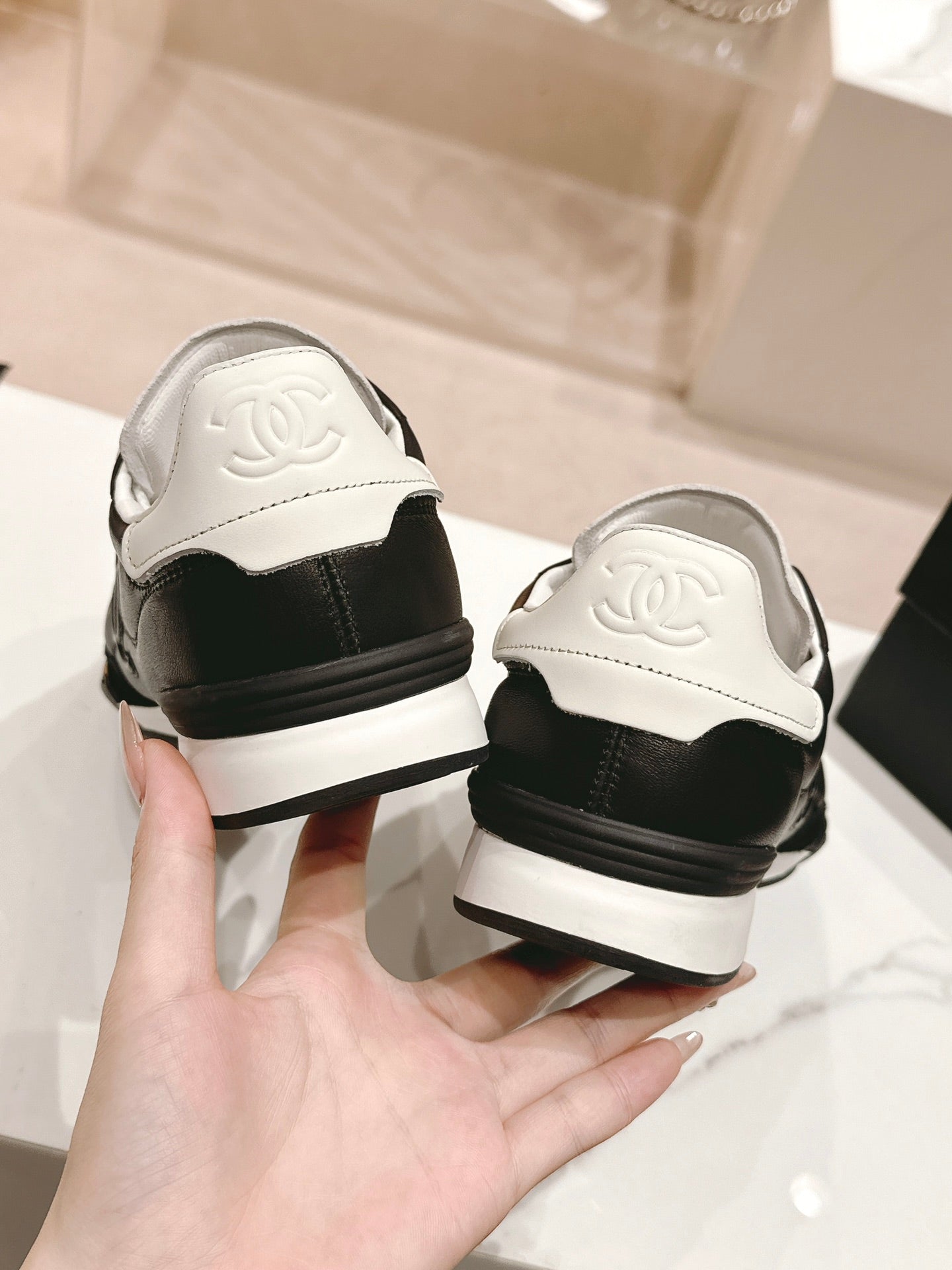 SNEAKERS IN GLOSSY BLACK LAMBSKIN、mysite、Cacoeks