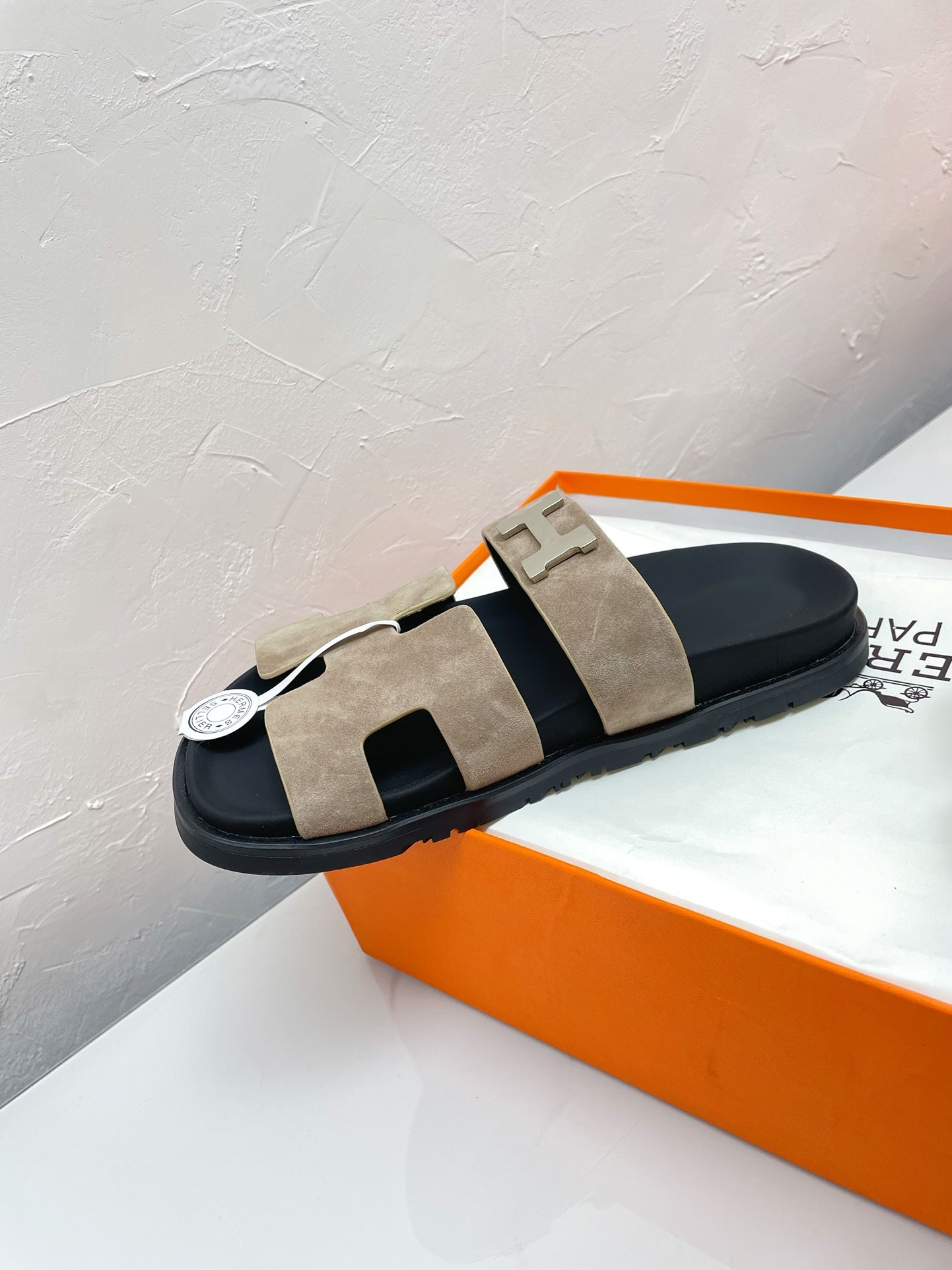 CHYPRE SANDAL LIGHT GRAY SUEDE WITH H BUCKLE、mysite、Cacoeks