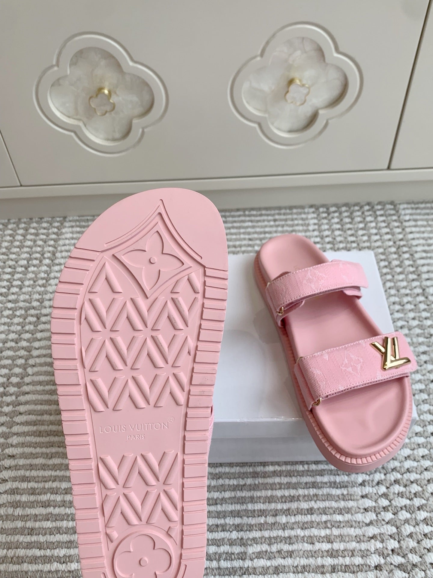 LV TWO-STRAP SANDALS 25S IN LIGHT PINK DENIM AND CALFSKIN WITH GOLD HARDWARE、mysite、Cacoeks