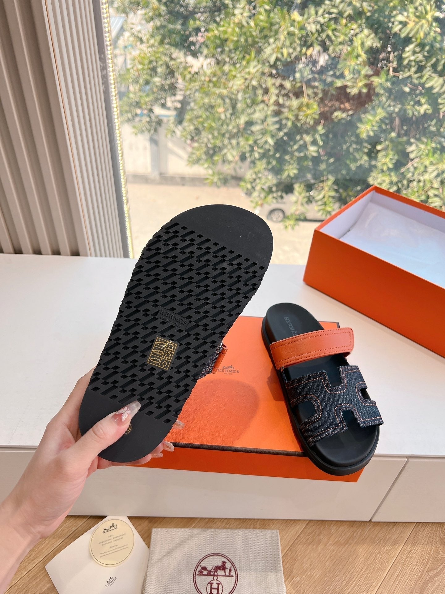CHYPRE SANDAL IN BLACK DENIM AND VIVID ORANGE CALFSKIN、mysite、Cacoeks