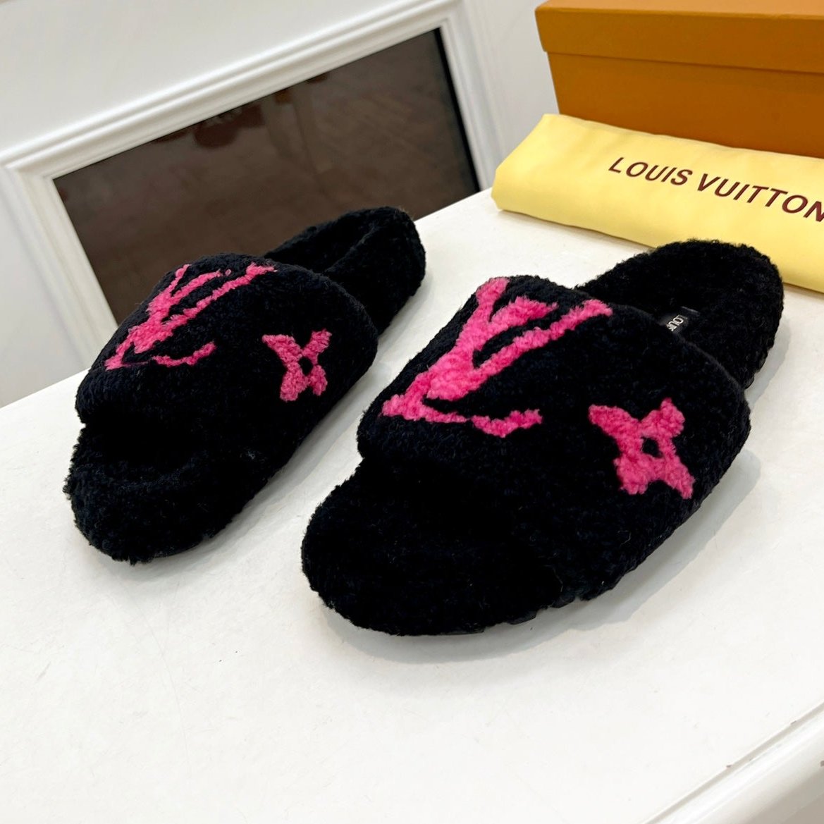 LV FLAT SLIPPER IN BLACK MIX BRIGHT PINK SHEARLING、mysite、Cacoeks
