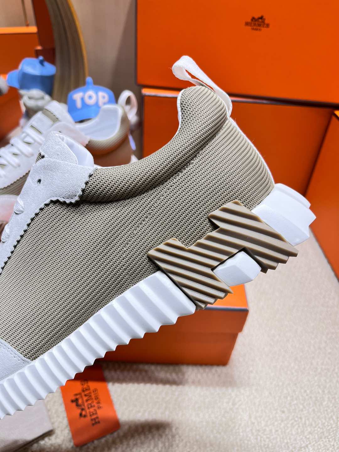 BOUNCING SNEAKER IN PALE GRAY SUEDE AND WOOD BROWN KNIT、mysite、Cacoeks