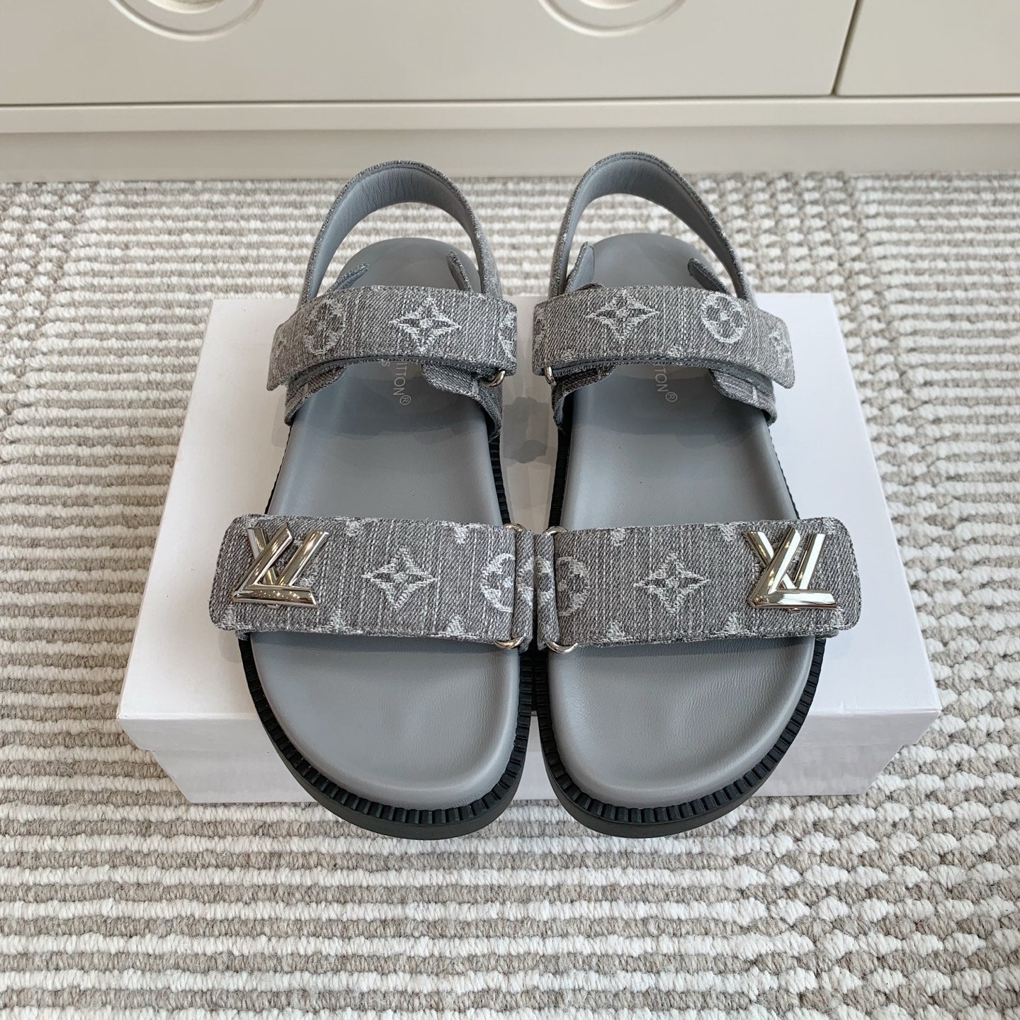 LV SANDALS 25S IN GREY DENIM AND CALFSKIN WITH SILVER HARDWARE、mysite、Cacoeks