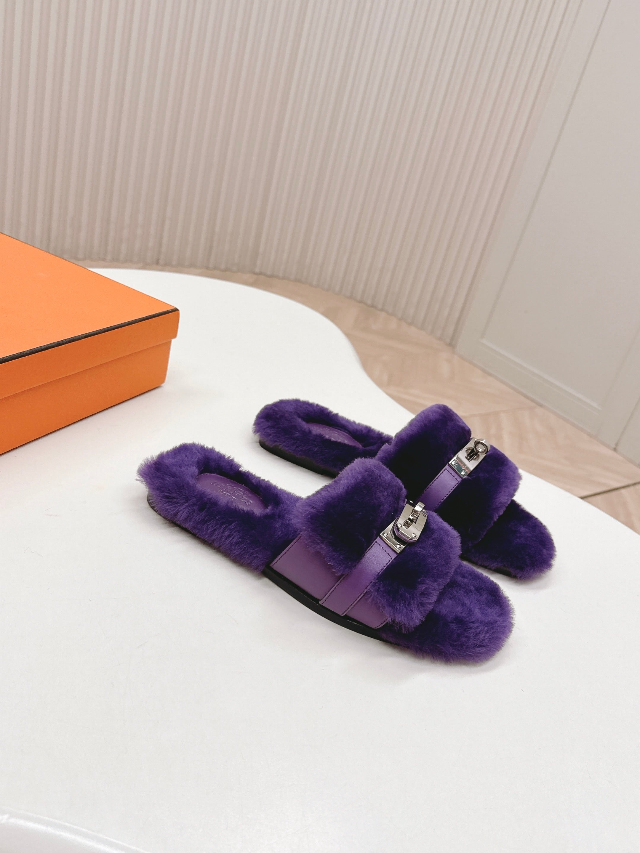 HM 25S ORAN SANDAL IN DARK PURPLE SHEARLING WITH SILVER HARDWARE、mysite、Cacoeks
