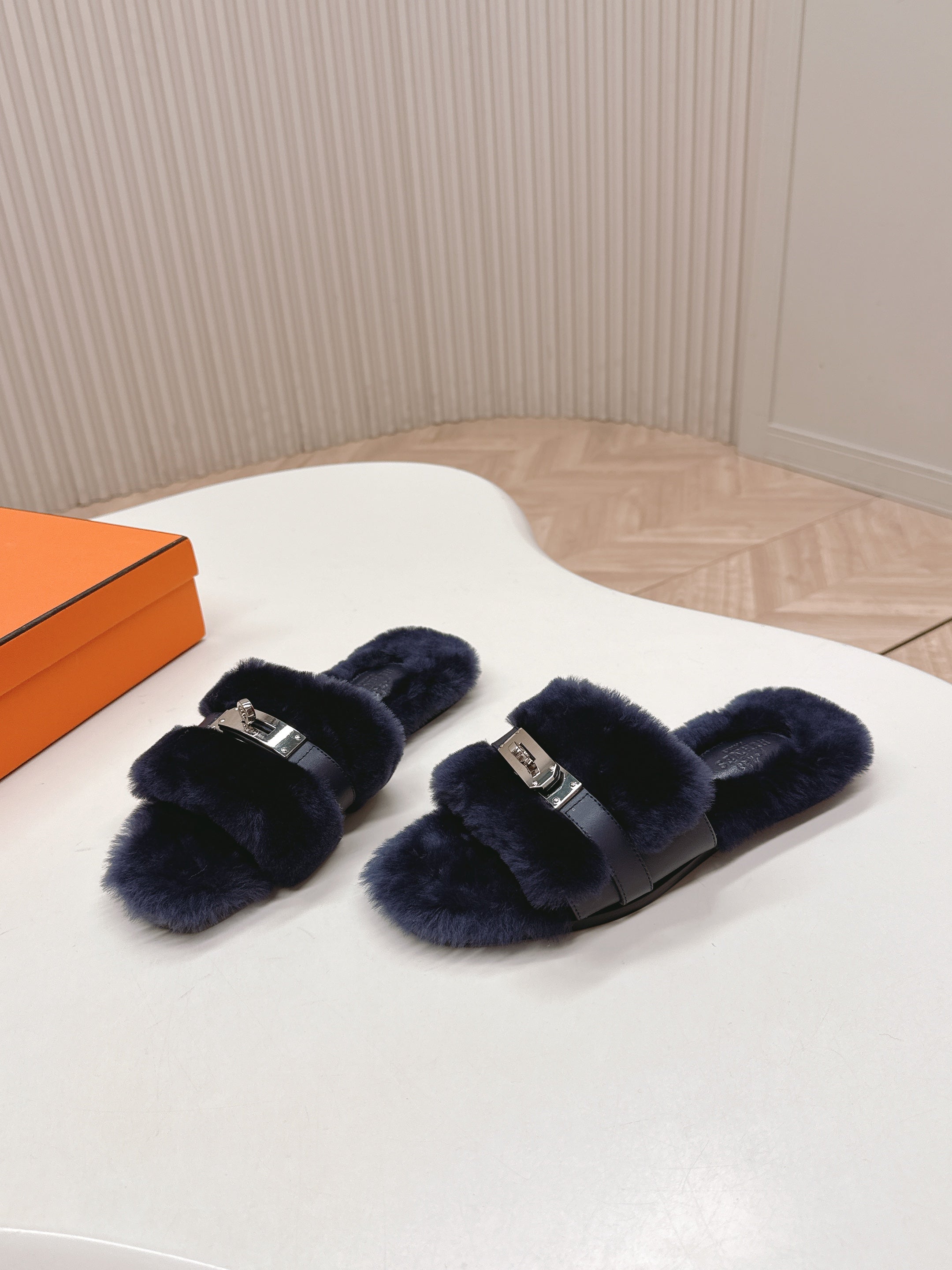 HM 25S ORAN SANDAL IN CHARCOAL NAVY SHEARLING WITH SILVER HARDWARE、mysite、Cacoeks