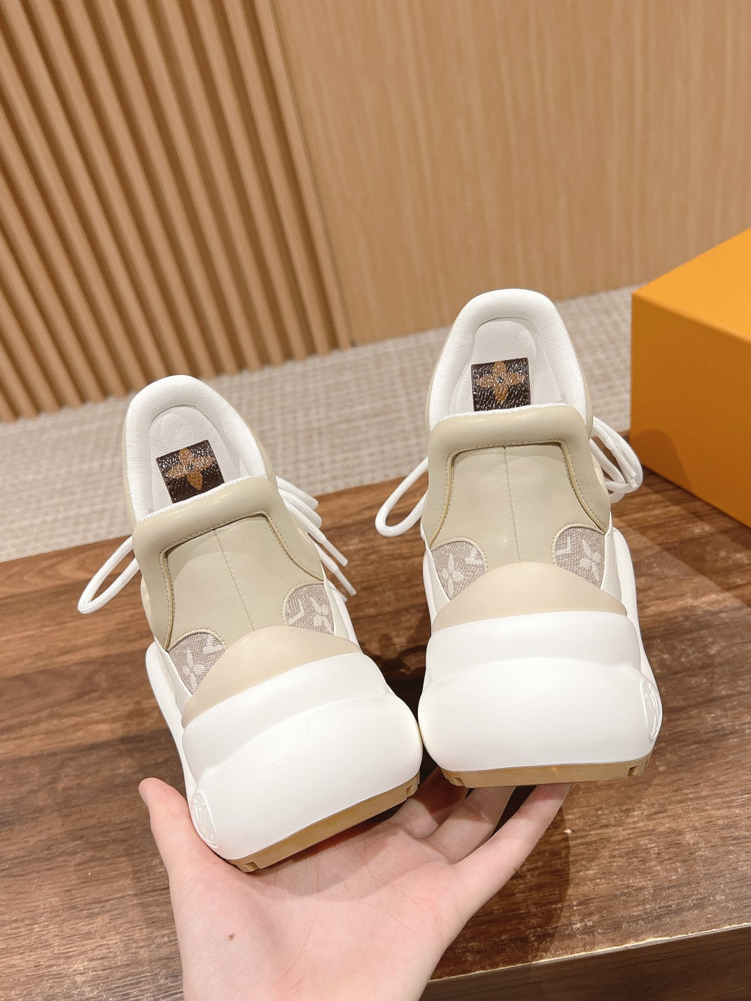 LV ARCHLIGHT SNEAKER IN WHITE CALFSKIN AND CAMEL BEIGE MONOGRAM DENIM、mysite、Cacoeks