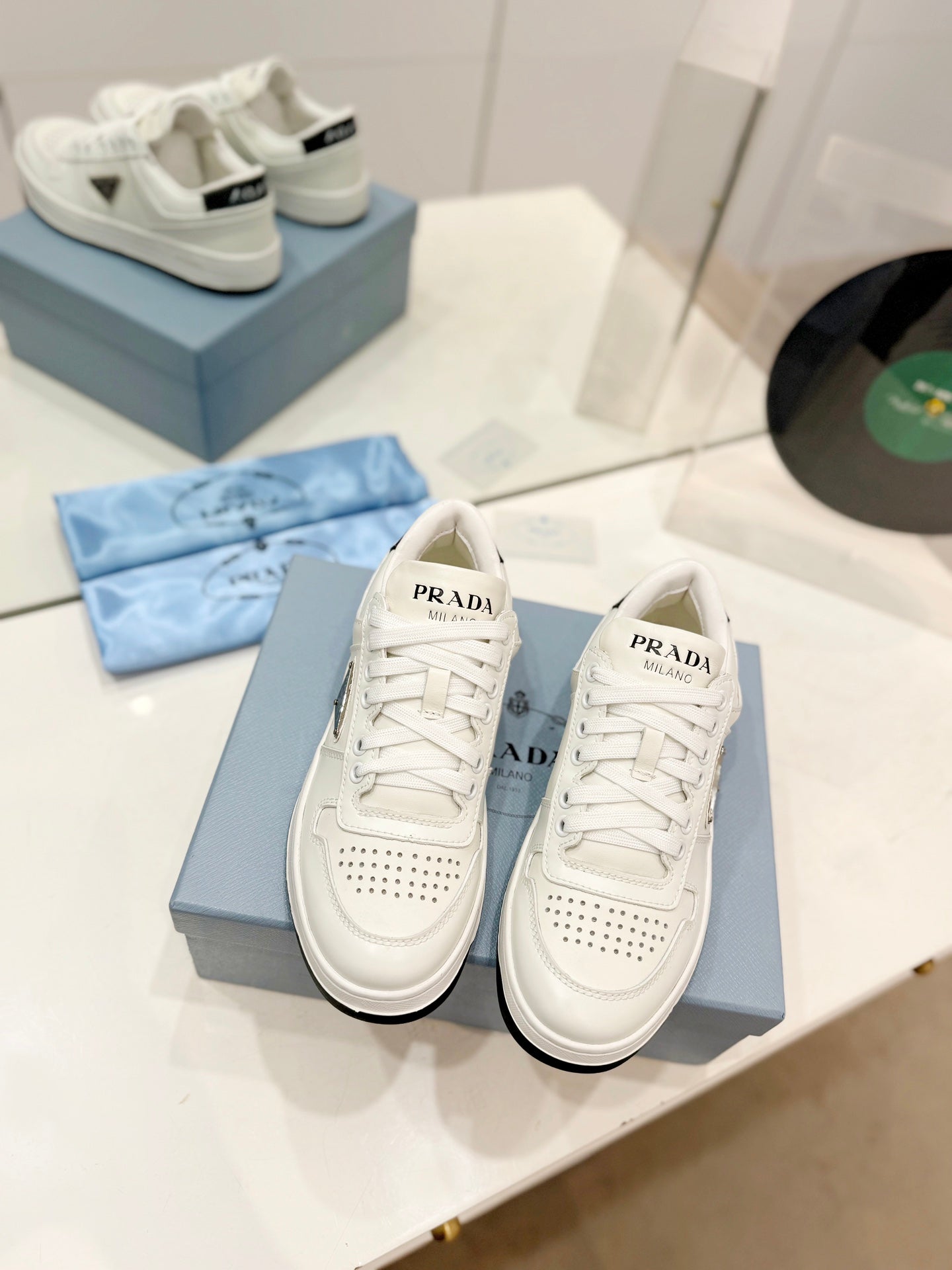 PRA DOWNTOWN PERFORATED SNEAKERS WHITE AND BLACK LOGO CALFSKIN、mysite、Cacoeks