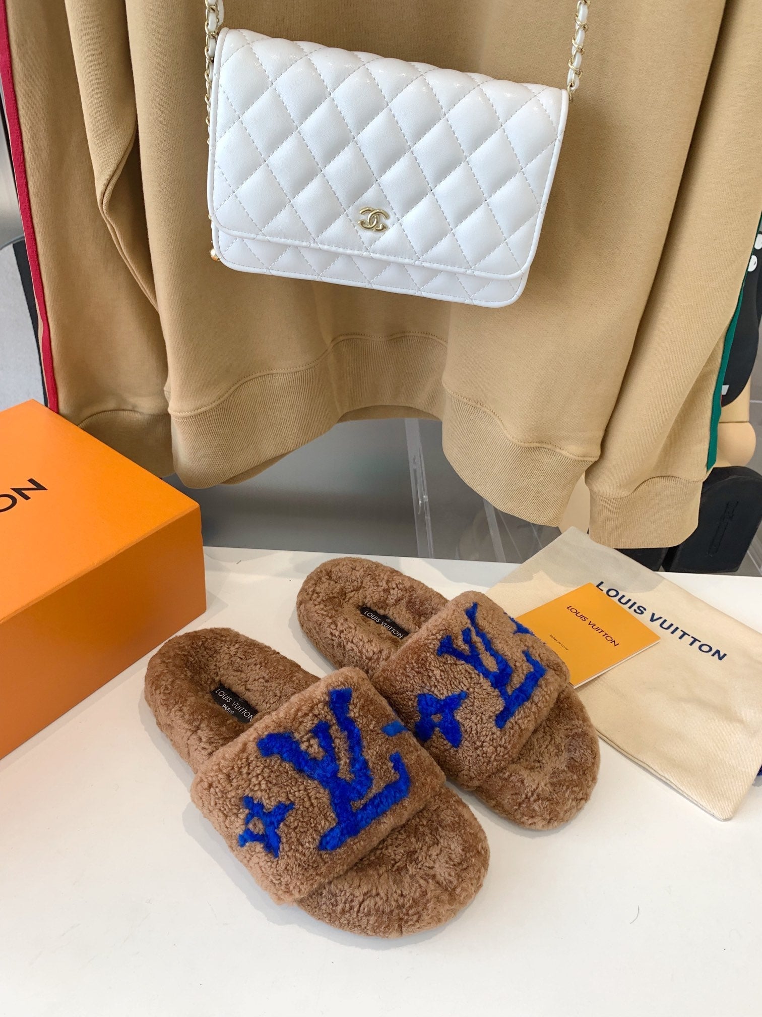LV WOMEN'S PASEO FLAT SLIPPER IN BROWN FLEECE WITH BLUE LOGO、mysite、Cacoeks