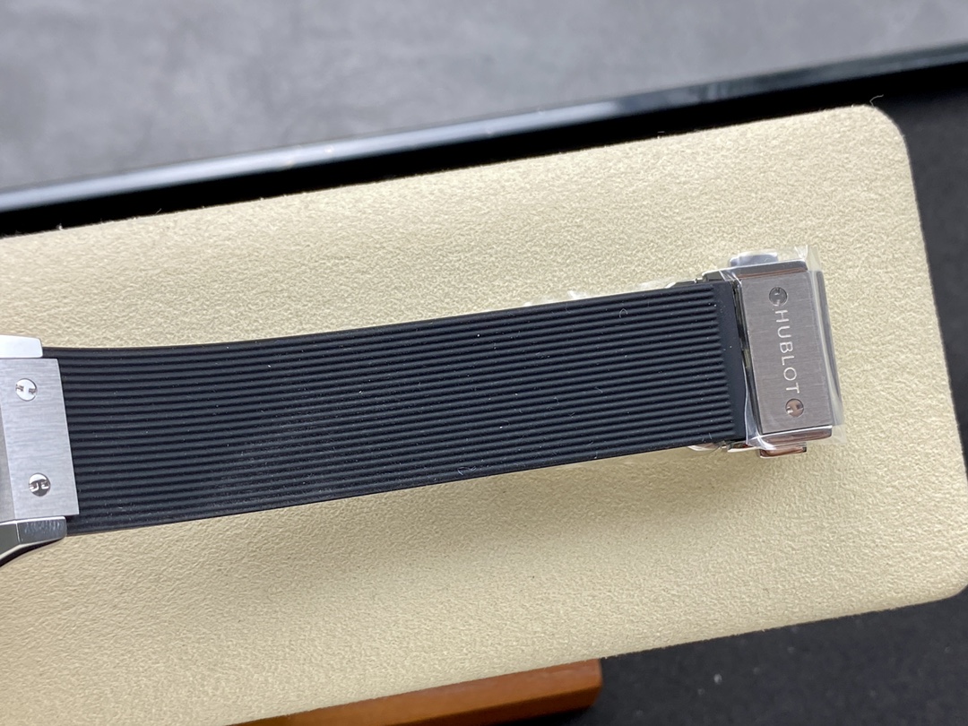 542.NX.1171.RX Hublot Classic Fusion Automatic Rubber-fasswatch