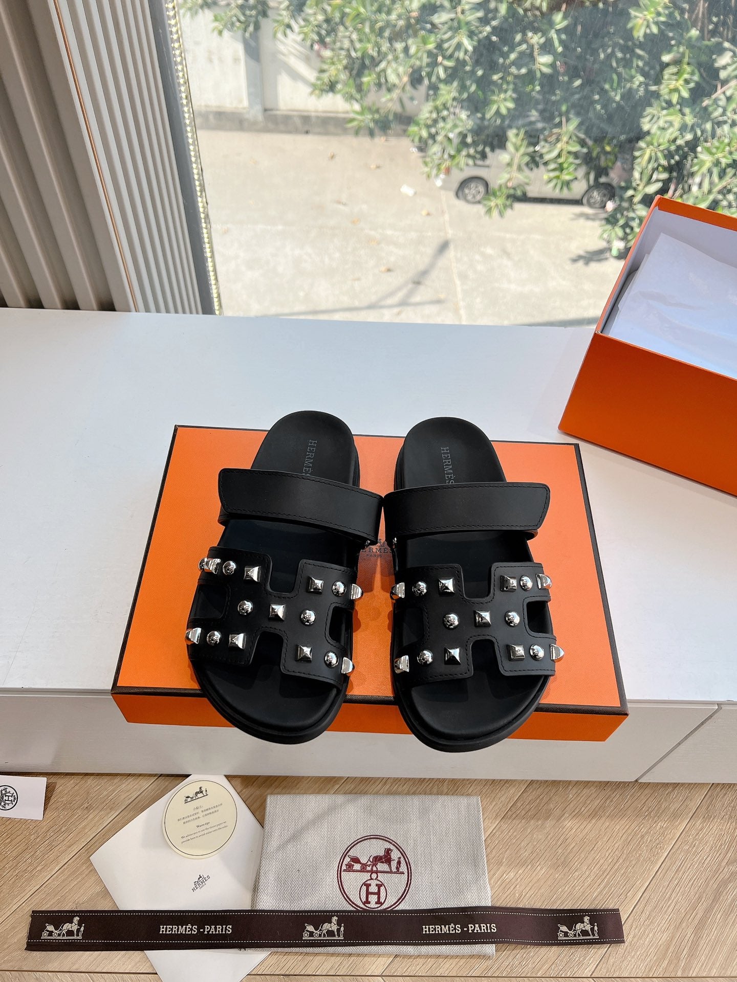 CHYPRE SANDAL IN BLACK CALFSKIN WITH STUDS、mysite、Cacoeks