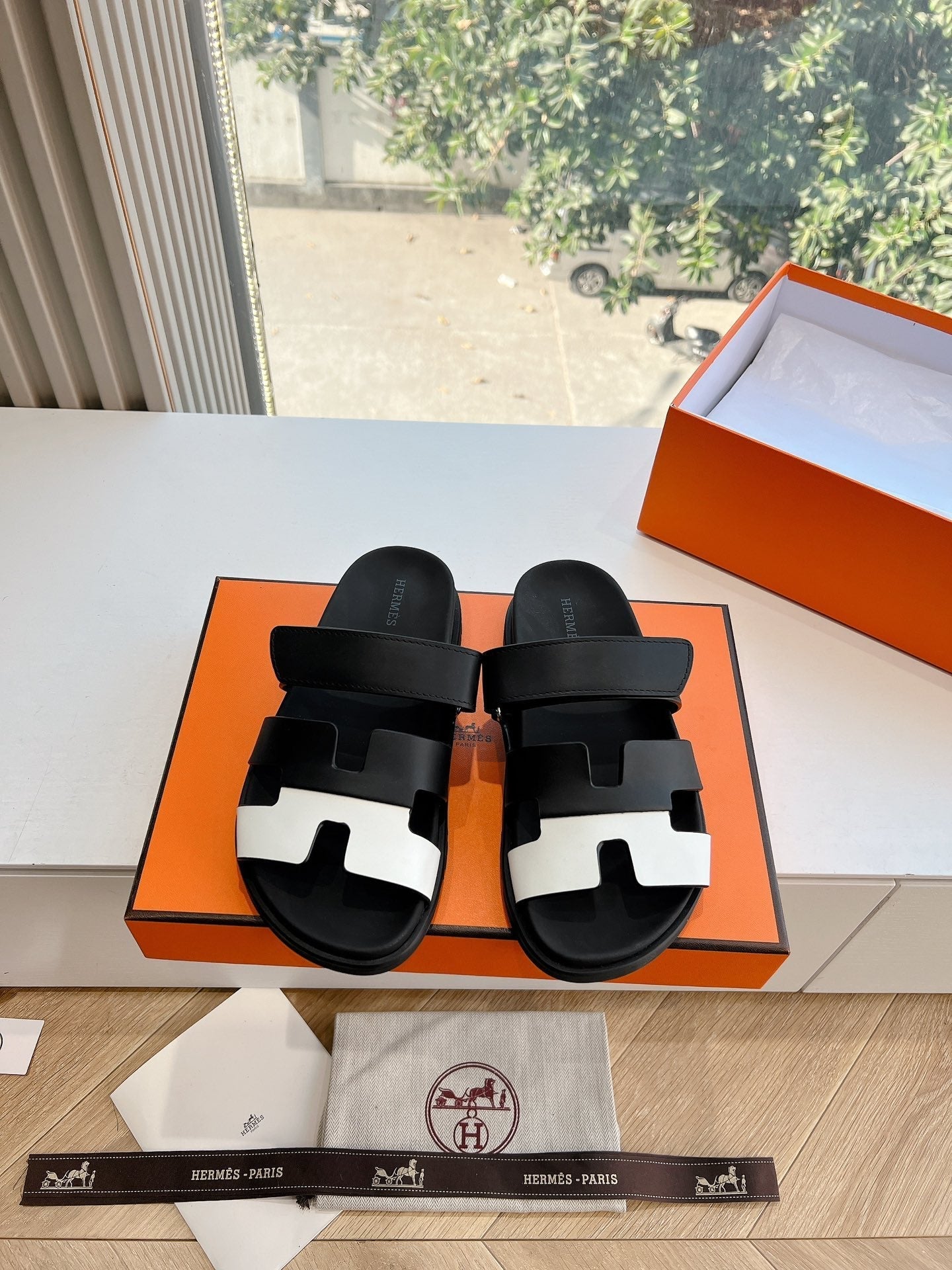 CHYPRE SANDAL IN BLACK MIX WHITE CALFSKIN、mysite、Cacoeks