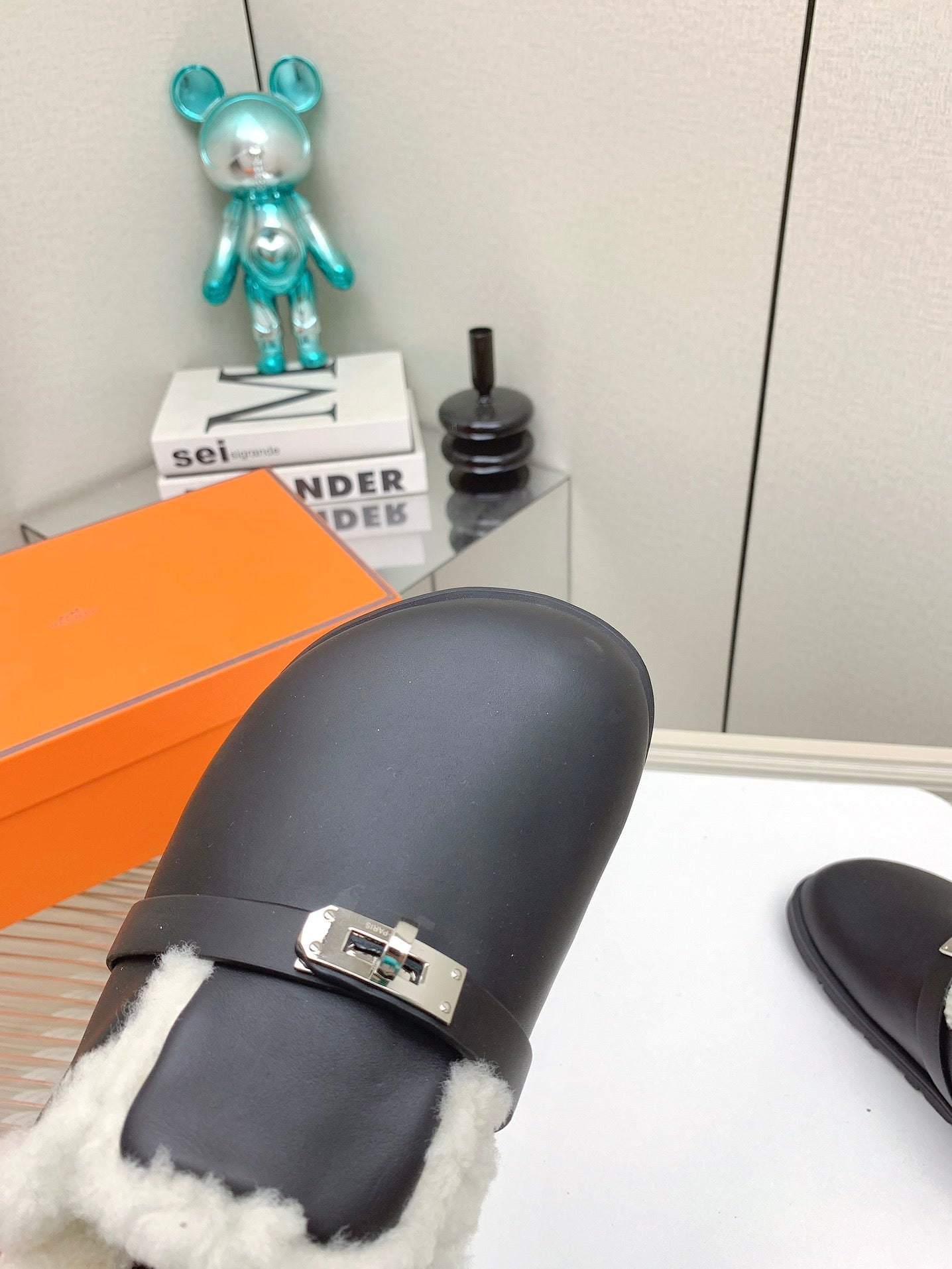 SLIP-ON MULE IN BLACK CALFSKIN AND SHEARLING LINING、mysite、Cacoeks