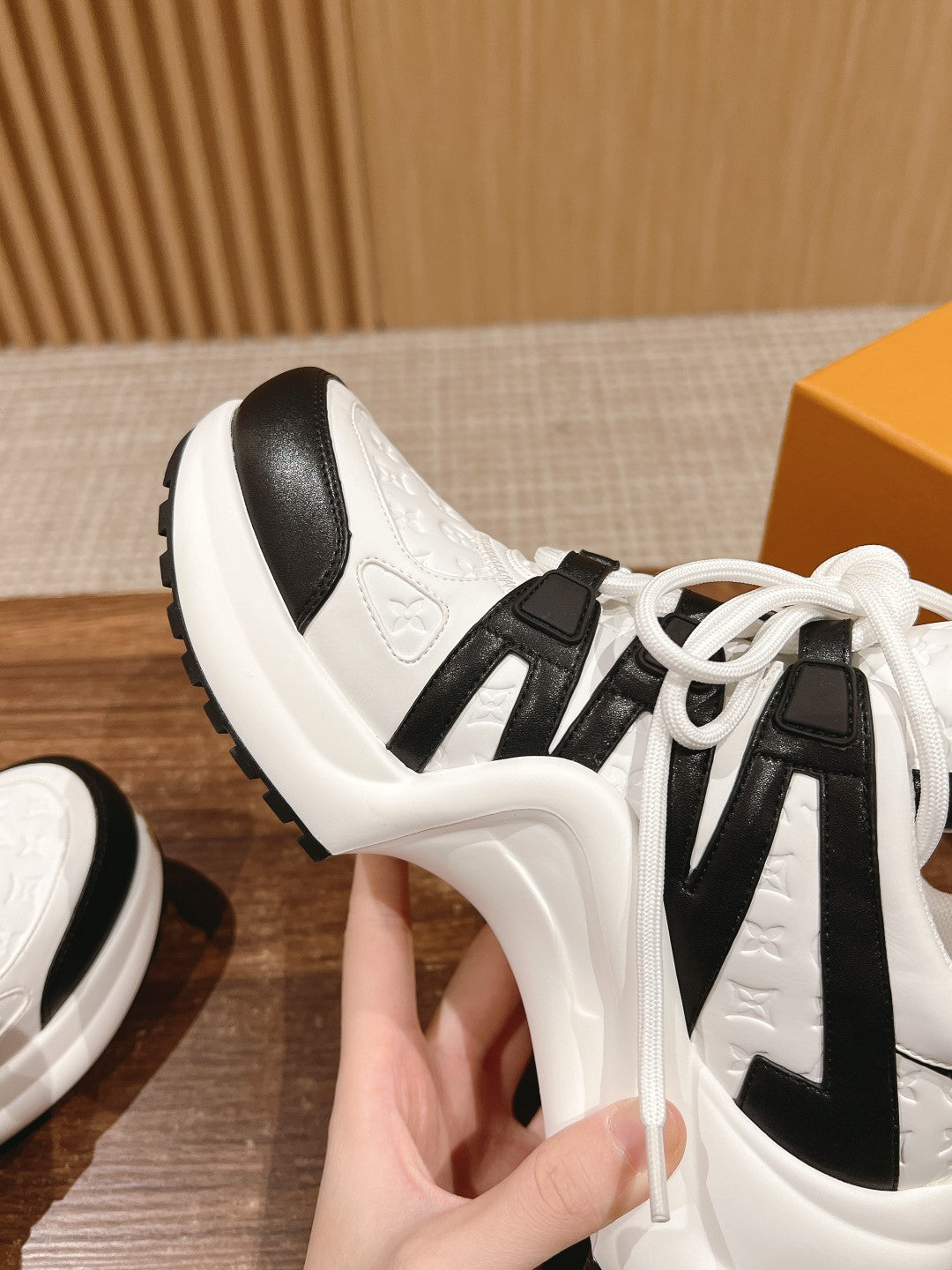 LV ARCHLIGHT SNEAKER IN WHITE MIX BLACK EMBOSSED CALFSKIN、mysite、Cacoeks