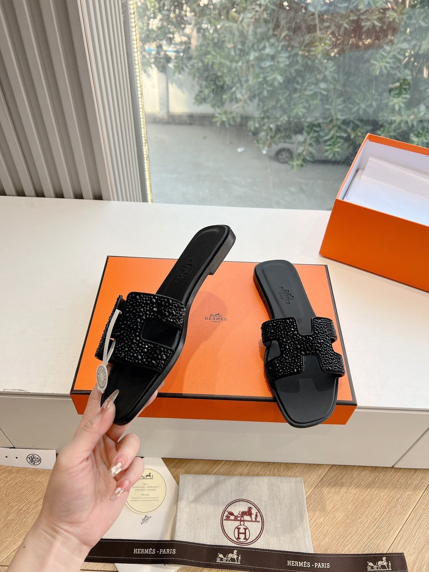 0RAN SLIDE IN BLACK CALFSKIN WITH CRYSTALS、mysite、Cacoeks