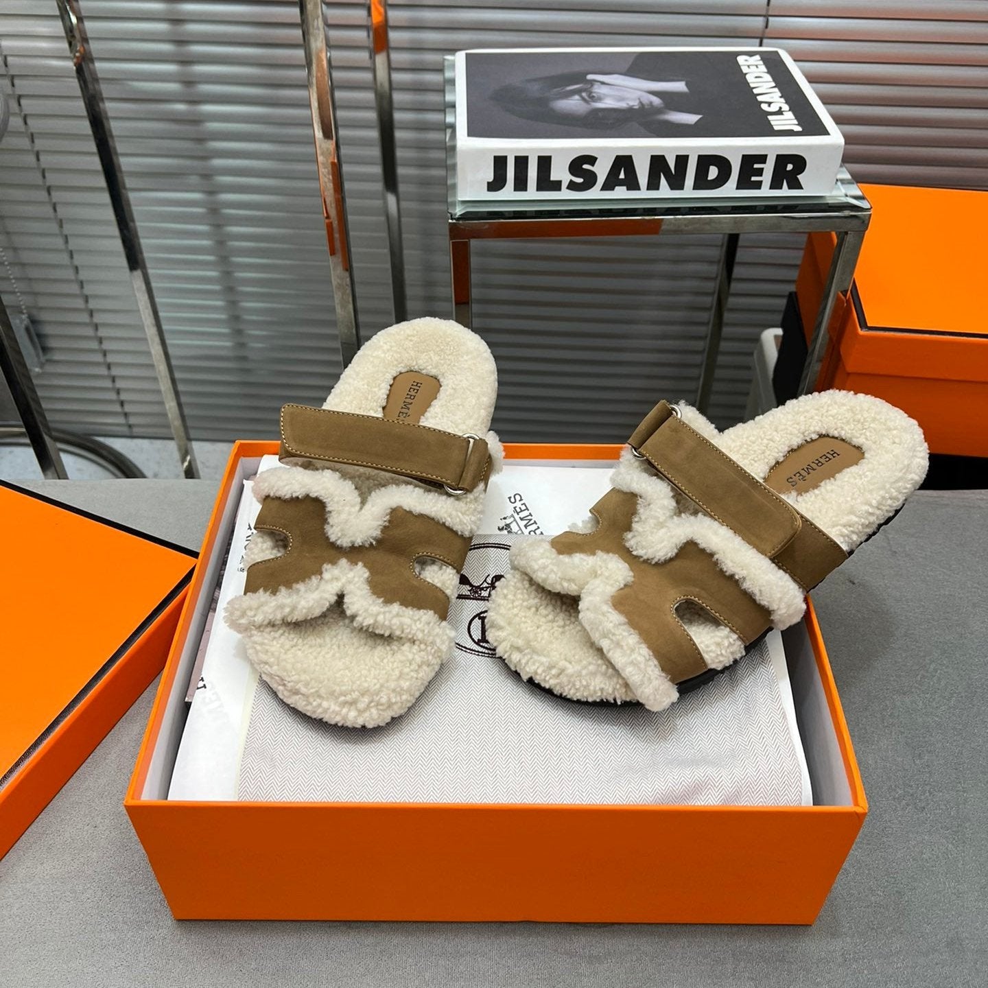 CHYPRE SLIPPERS IN BEIGE LAMB WOOL AND LIGHT FRENCH BEIGE SUEDE、mysite、Cacoeks