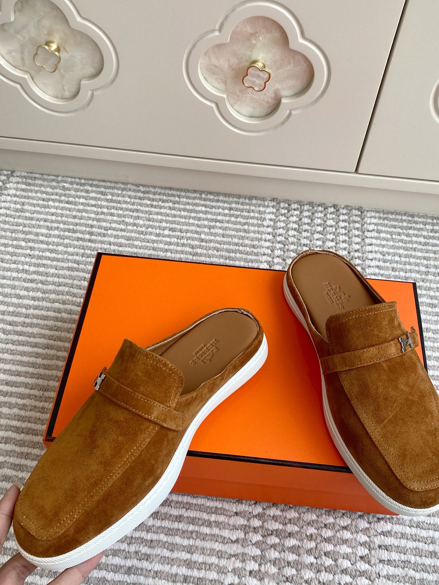 HM 25S MULES IN BROWN SUEDE WITH SILVER HARDWARE、mysite、Cacoeks