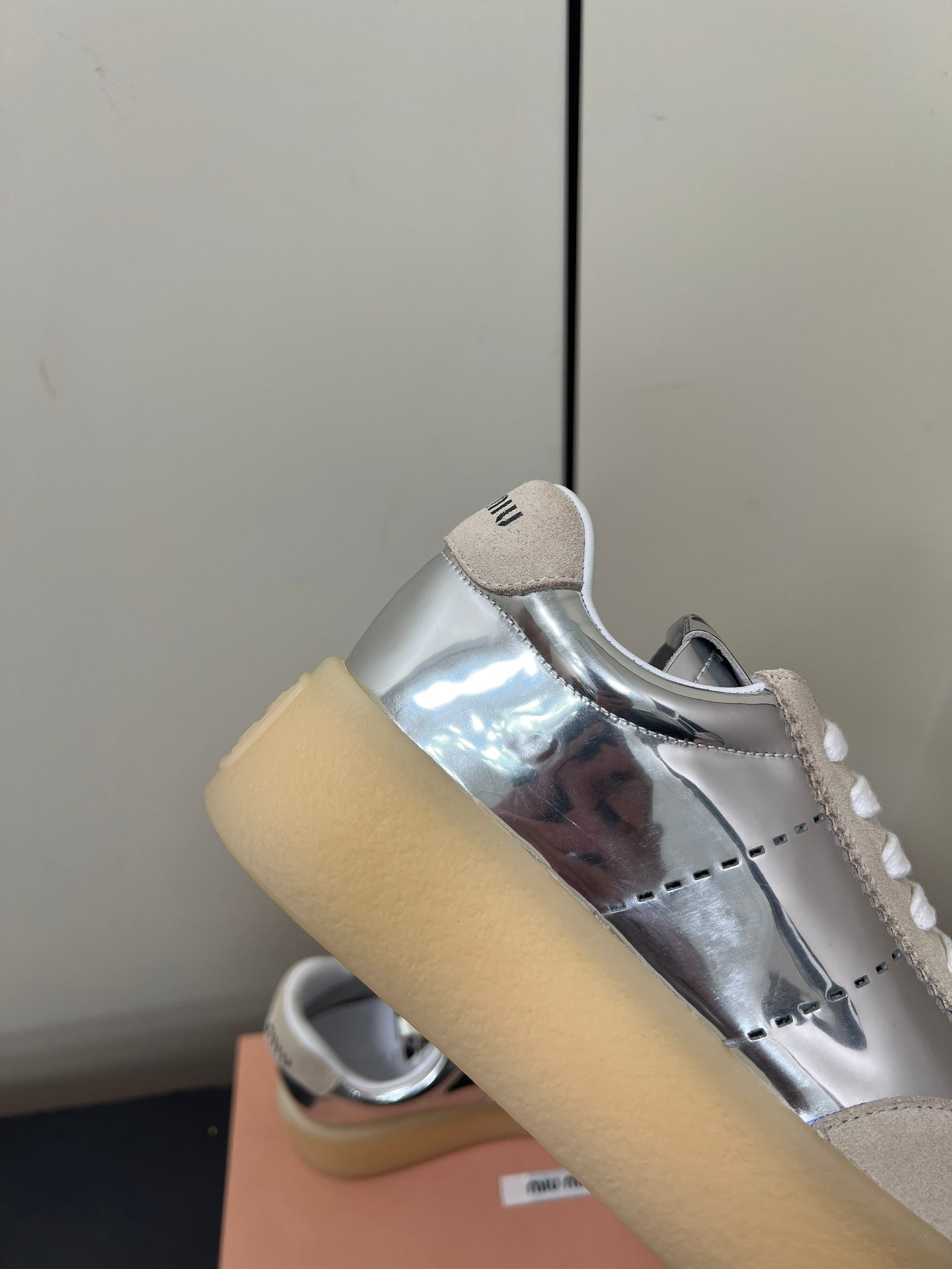 THICK-SOLED RETRO SNEAKERS IN SILVER METALLIC LAMBSKIN AND BEIGE SUEDE、mysite、Cacoeks